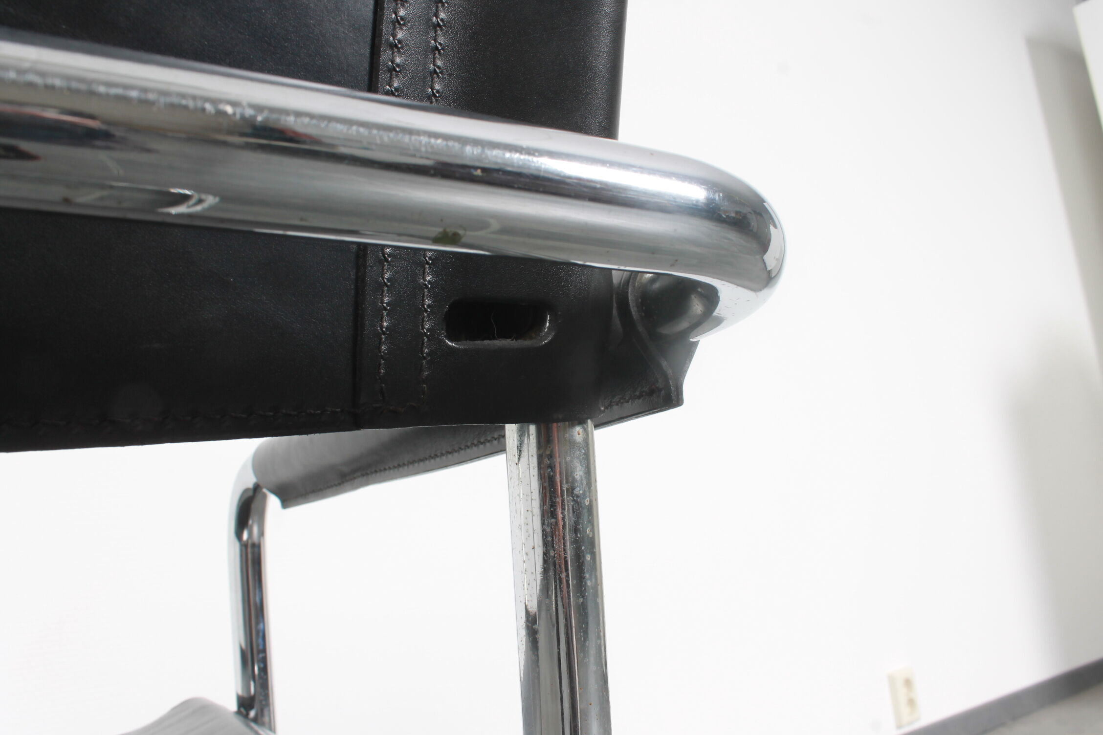 Chaise cantilever. de Matteo Grassi