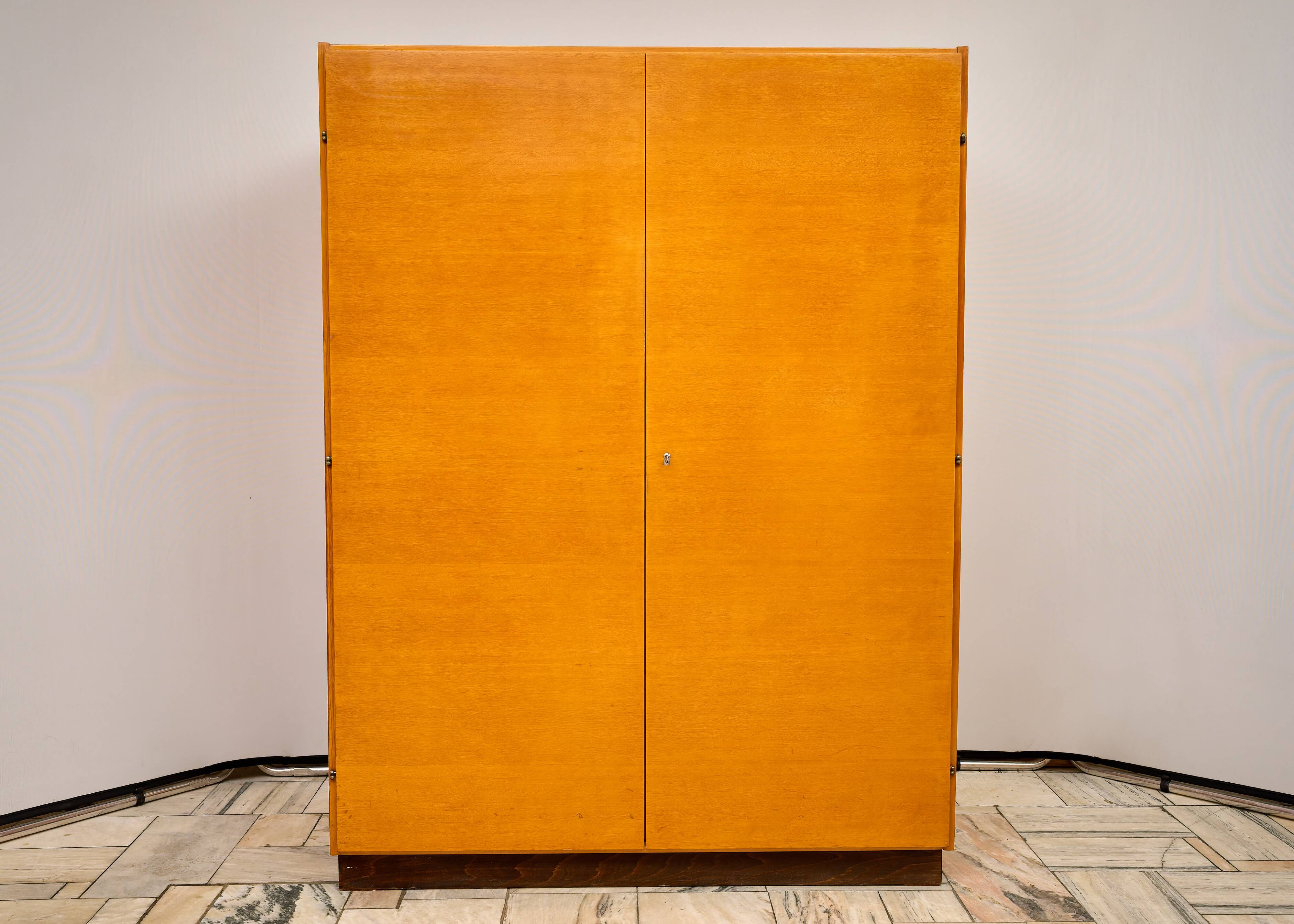 Armoire à deux portes de Mojmír Požár pour UP Závody, Tchécoslovaquie, années 1960.