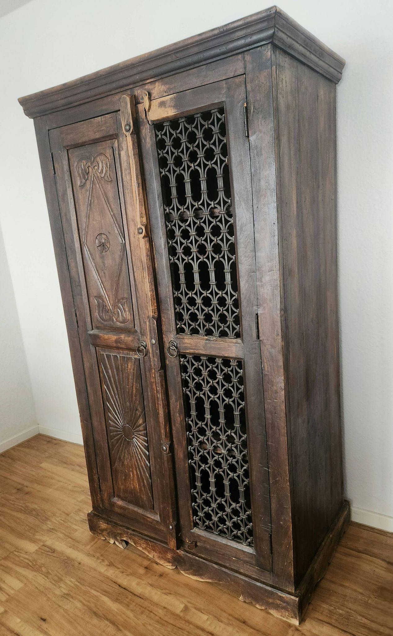 Massiv antik kolonial Schrank geschnitzt Holz Türen Gusseisen Gitter, Bali