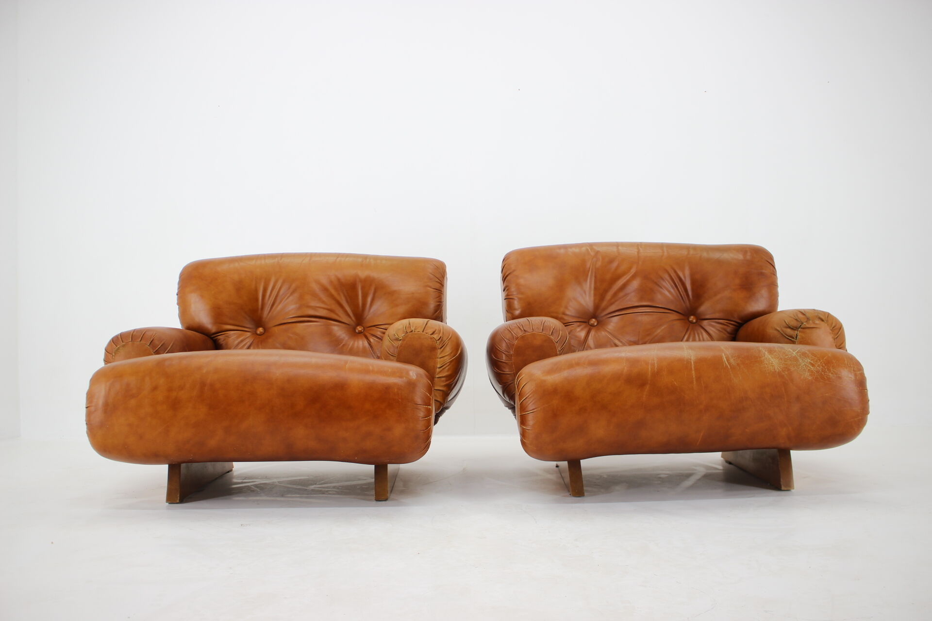 1970s design italian armchairs in wood and cognac leather
