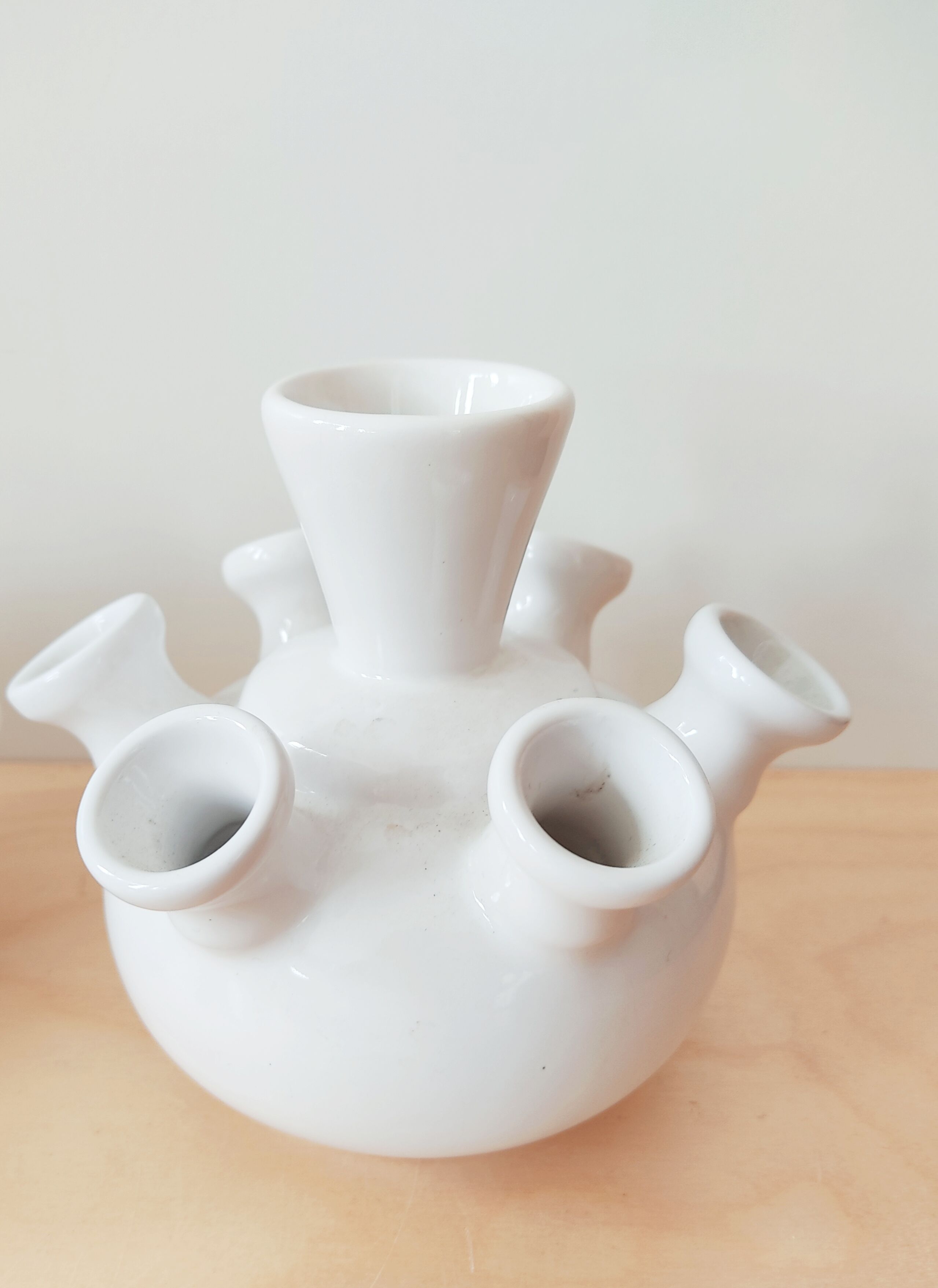 Tulip tree vase in white Delft earthenware