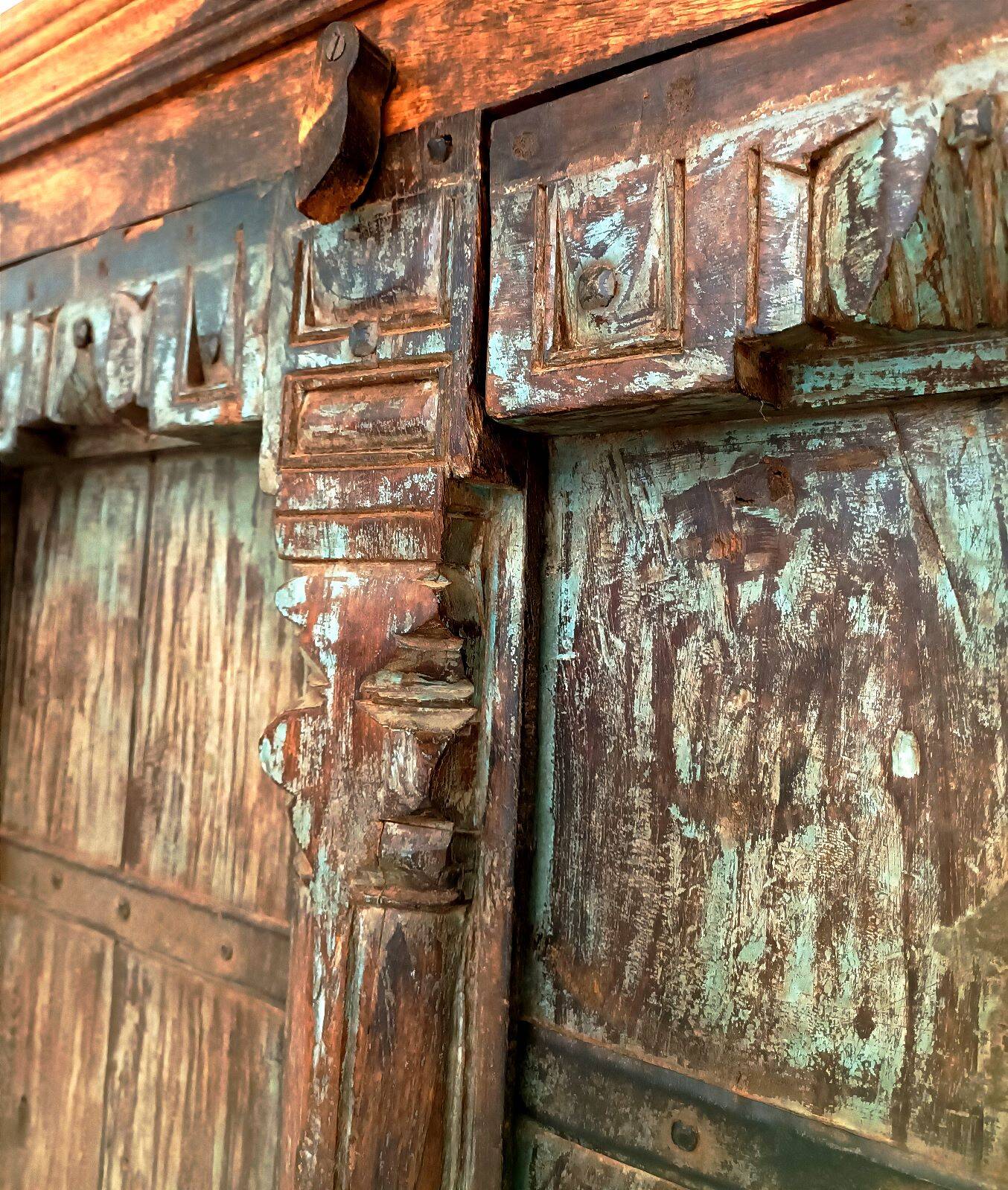 Ancienne Armoire penderie du Rajasthan - bois exotique, réalisée à partir de porte indienne antique