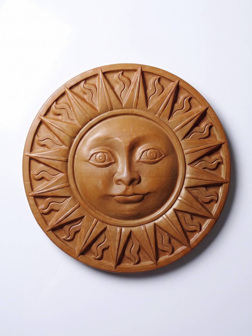 Plaque murale soleil anthropomorphe en terre cuite patinée, Italie 1996