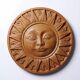 Plaque murale soleil anthropomorphe en terre cuite patinée, Italie 1996