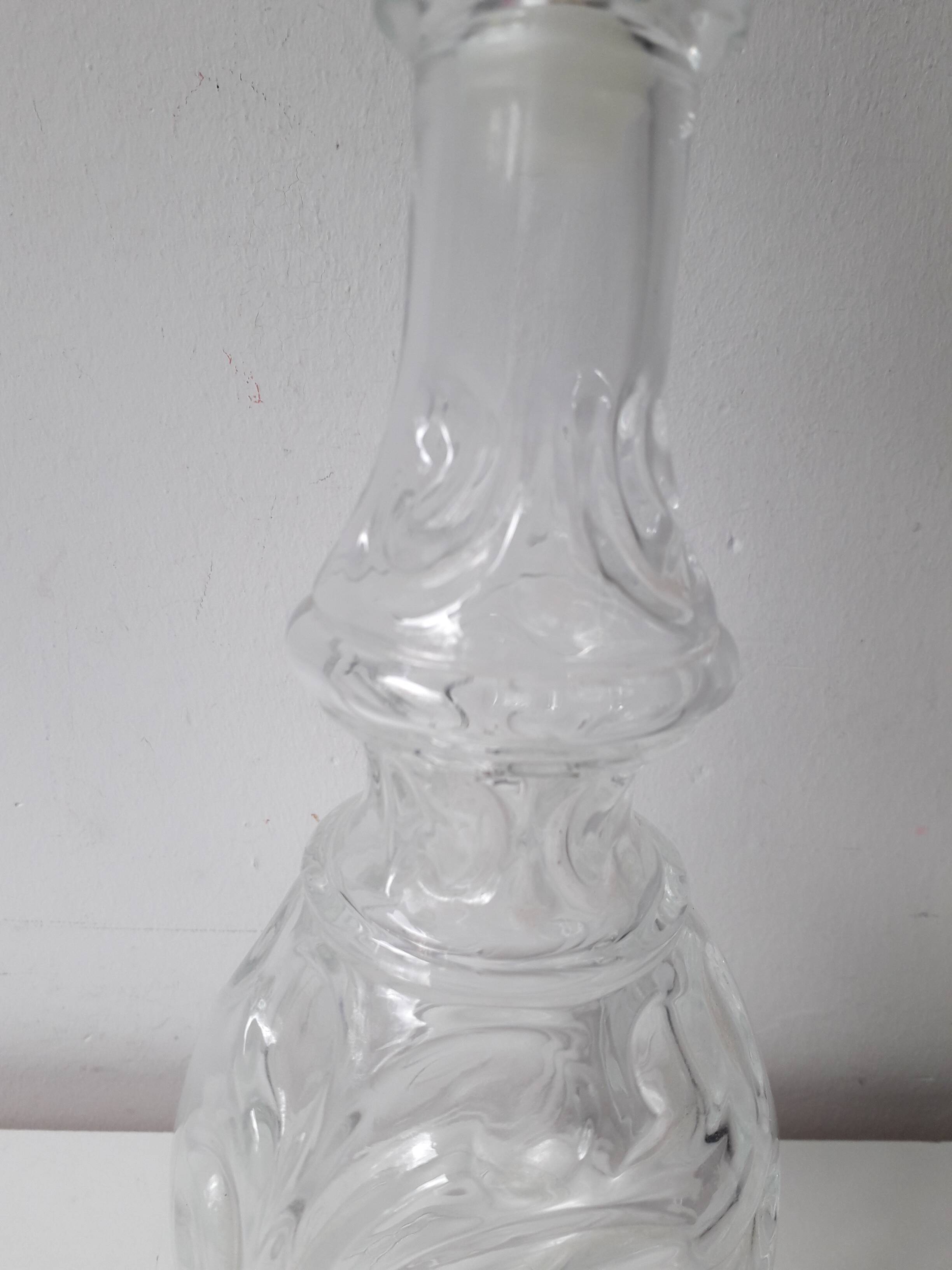 Ancienne carafe en verre structuré moulé + bouchon (année 60)