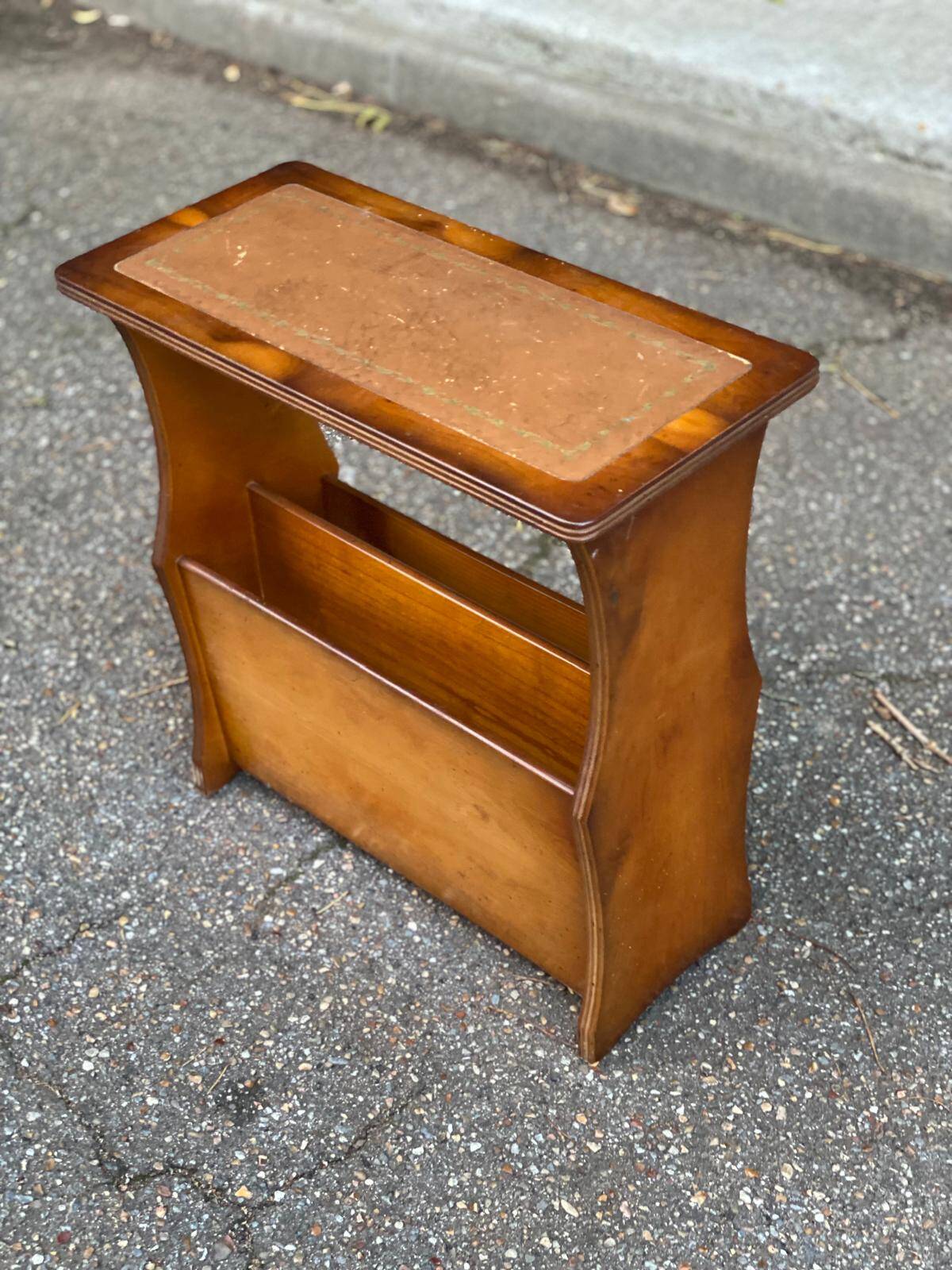 English magazine holder in wood and brown leather