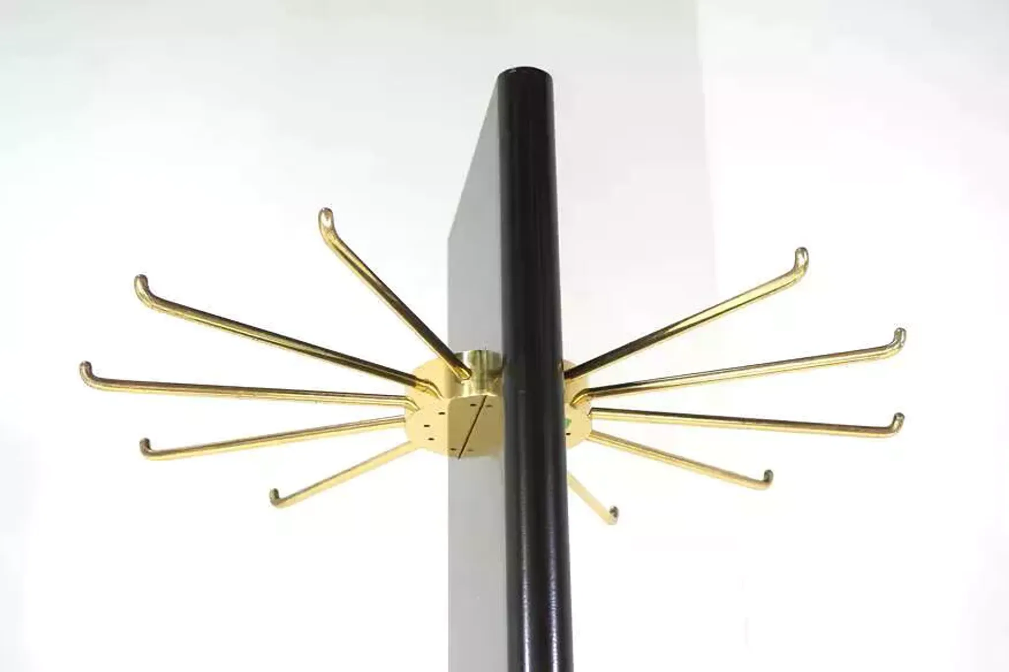 Portemanteau pivotant en bois laqué noir et laiton