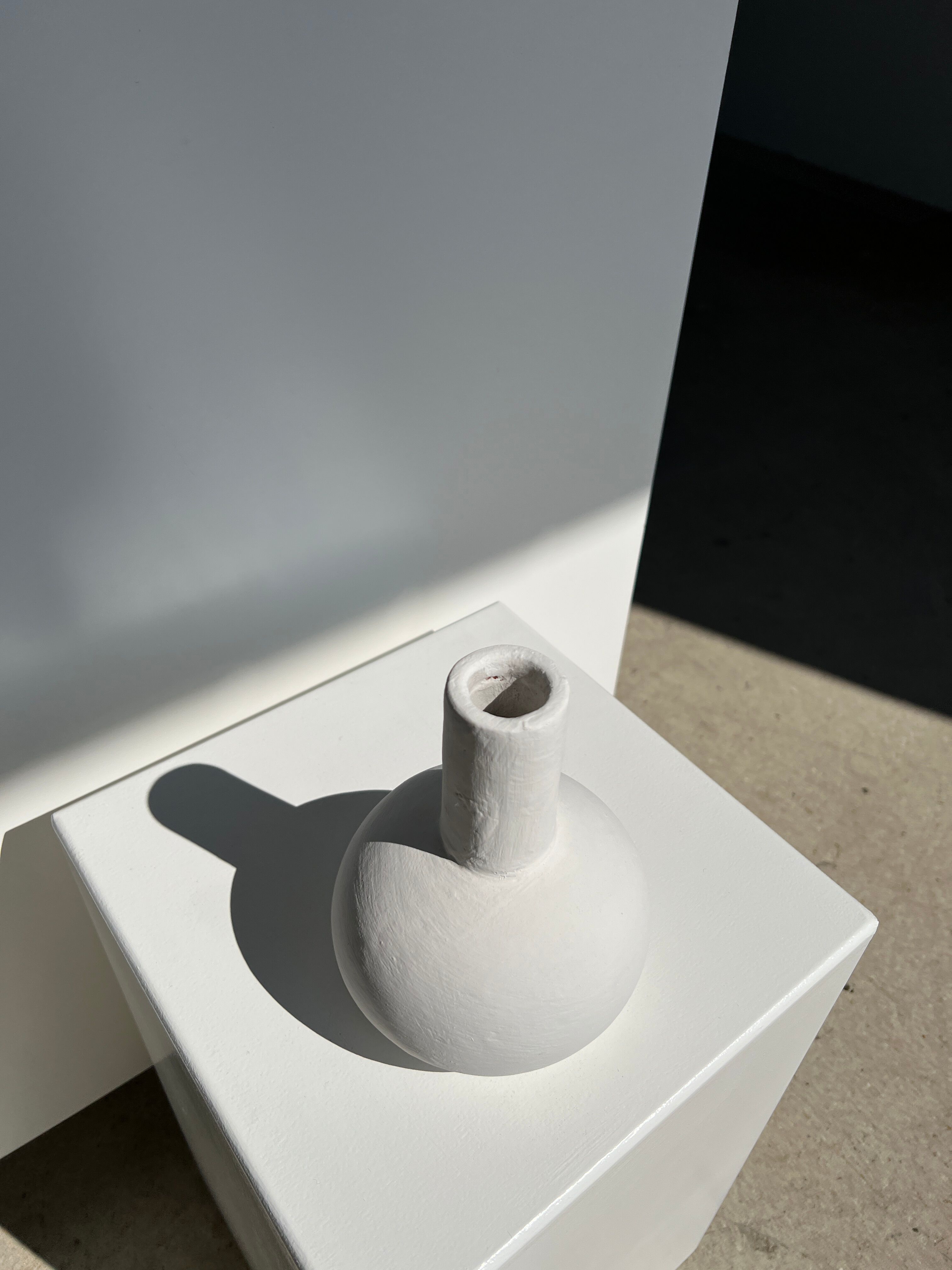 Handmade soliflore drop vase in terracotta painted white h:20 d:15