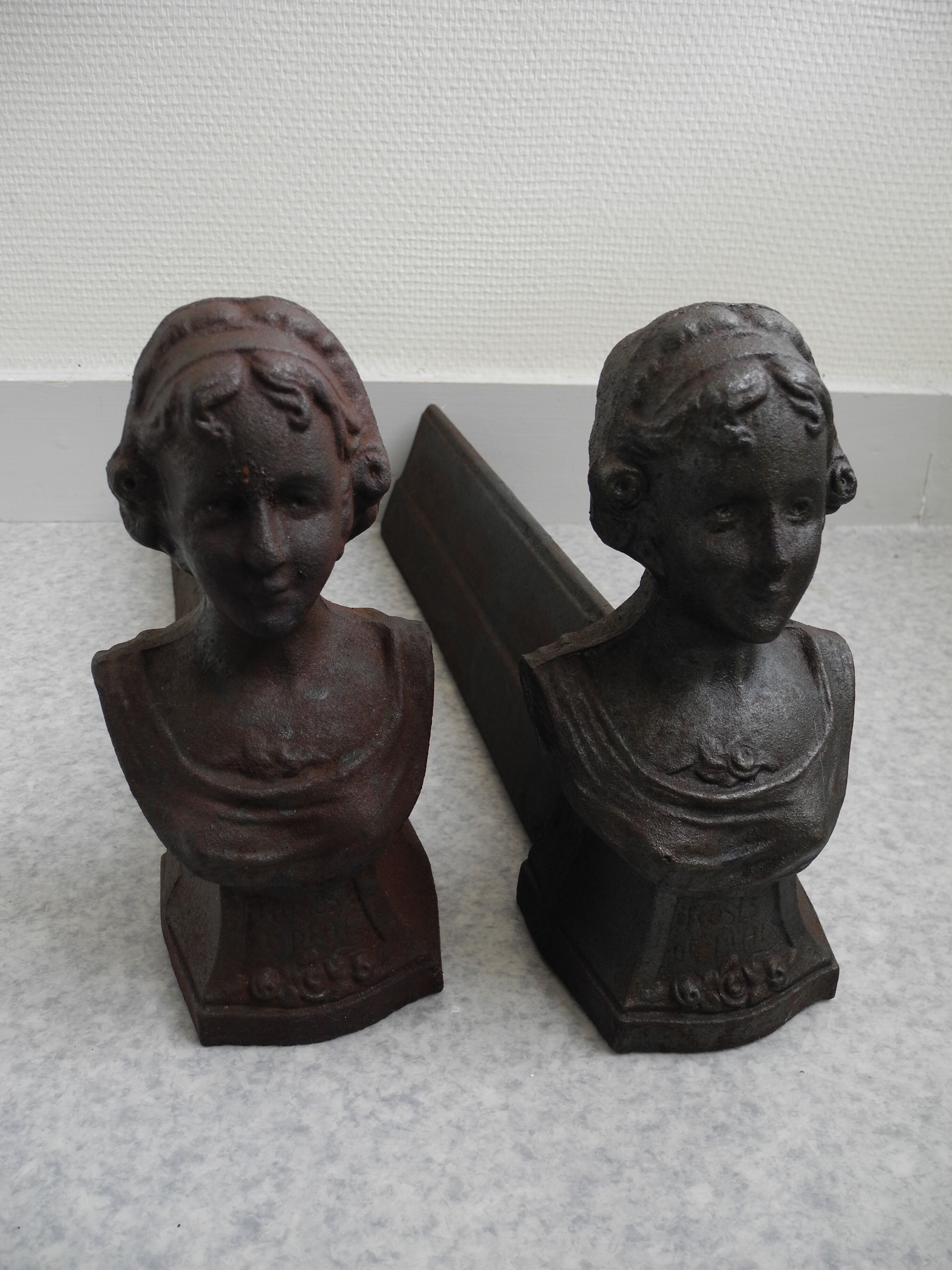 Paire chenets anciens fonte "roses de mai" cheminée antique andirons