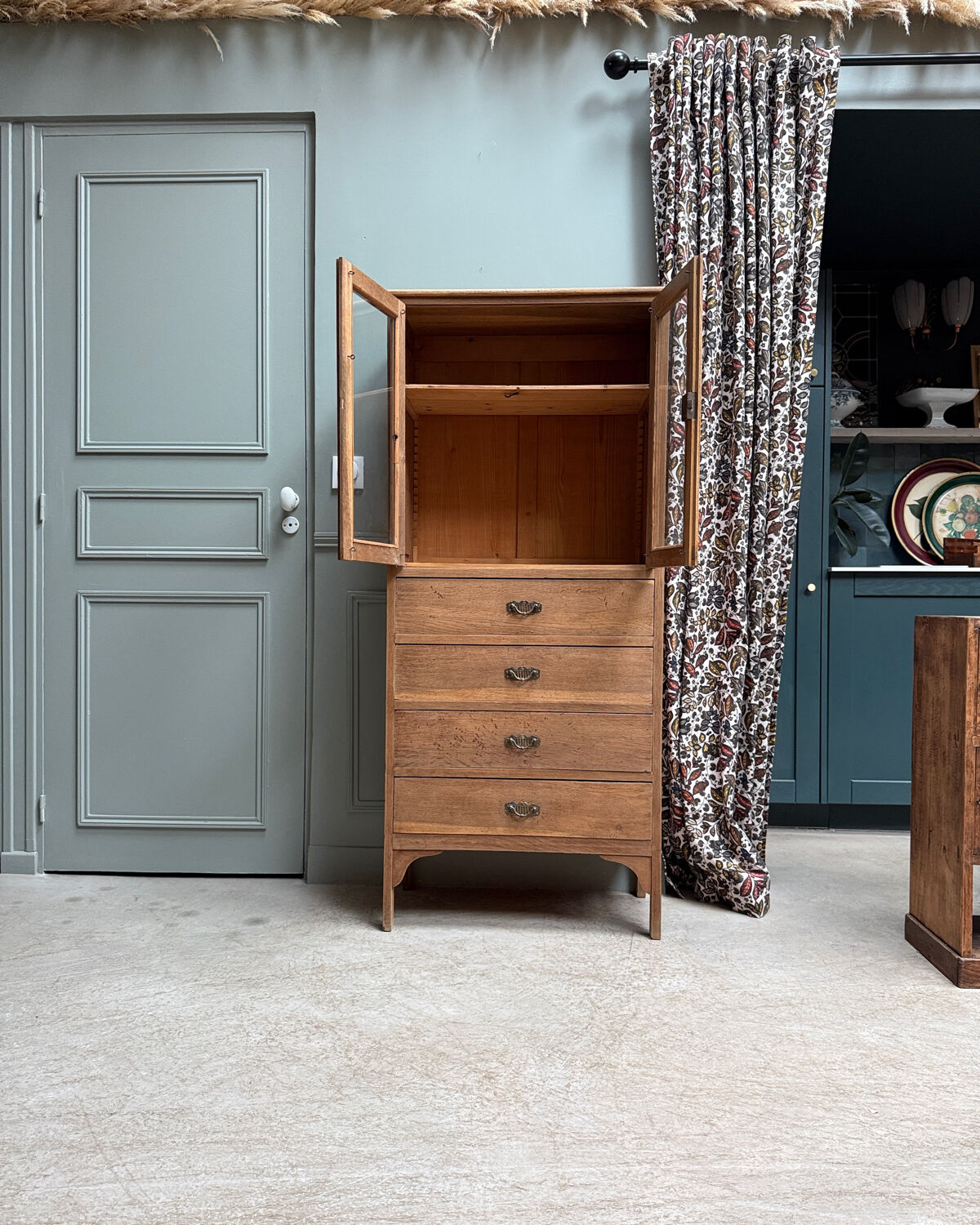 Parisian display cabinet in oak (renovated)