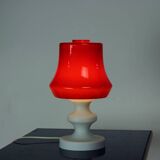 Lampe de table en verre opalin rouge et blanc par Stefan Tabery, années 1960