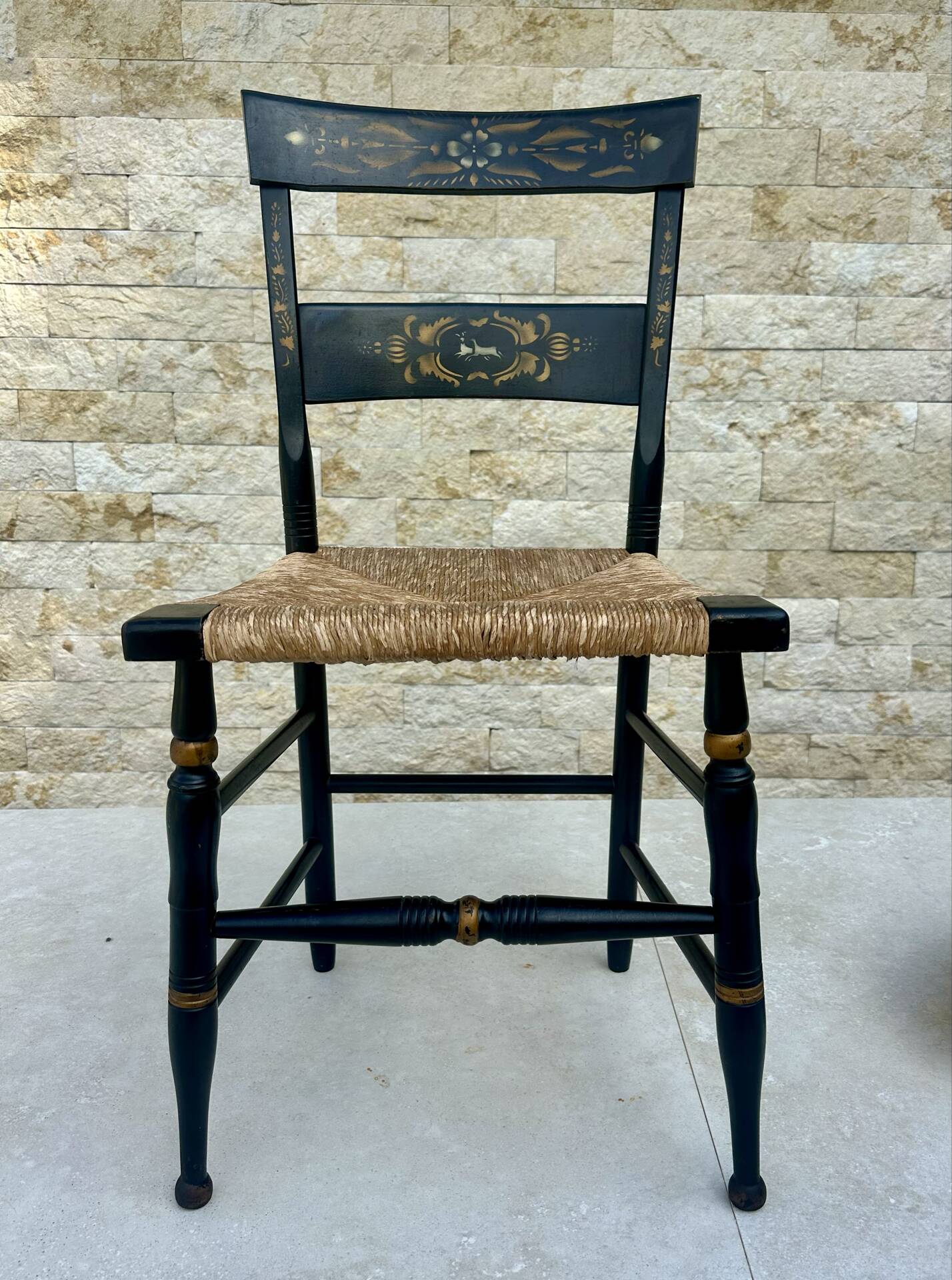 Chaise en bois peint dans le goût d’Hitchcock.