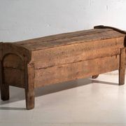 Coffre primitif ancien en bois – Transylvanie, vers 1850