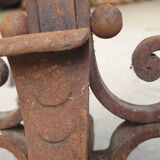 Paire De Chenêts En Fer Forgé Avec Ornementations Raffinées - XXè