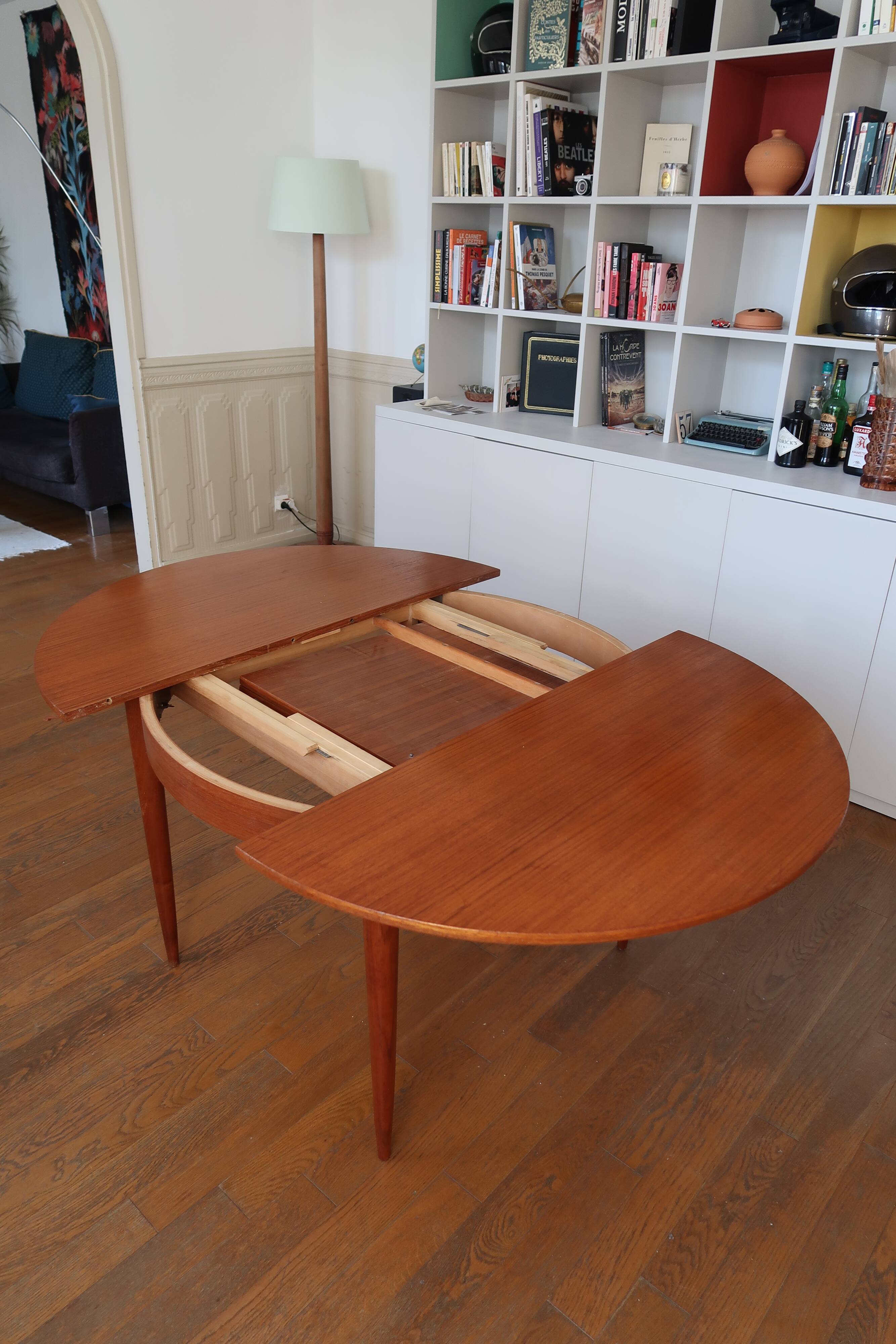 Expandable Scandinavian roundtable