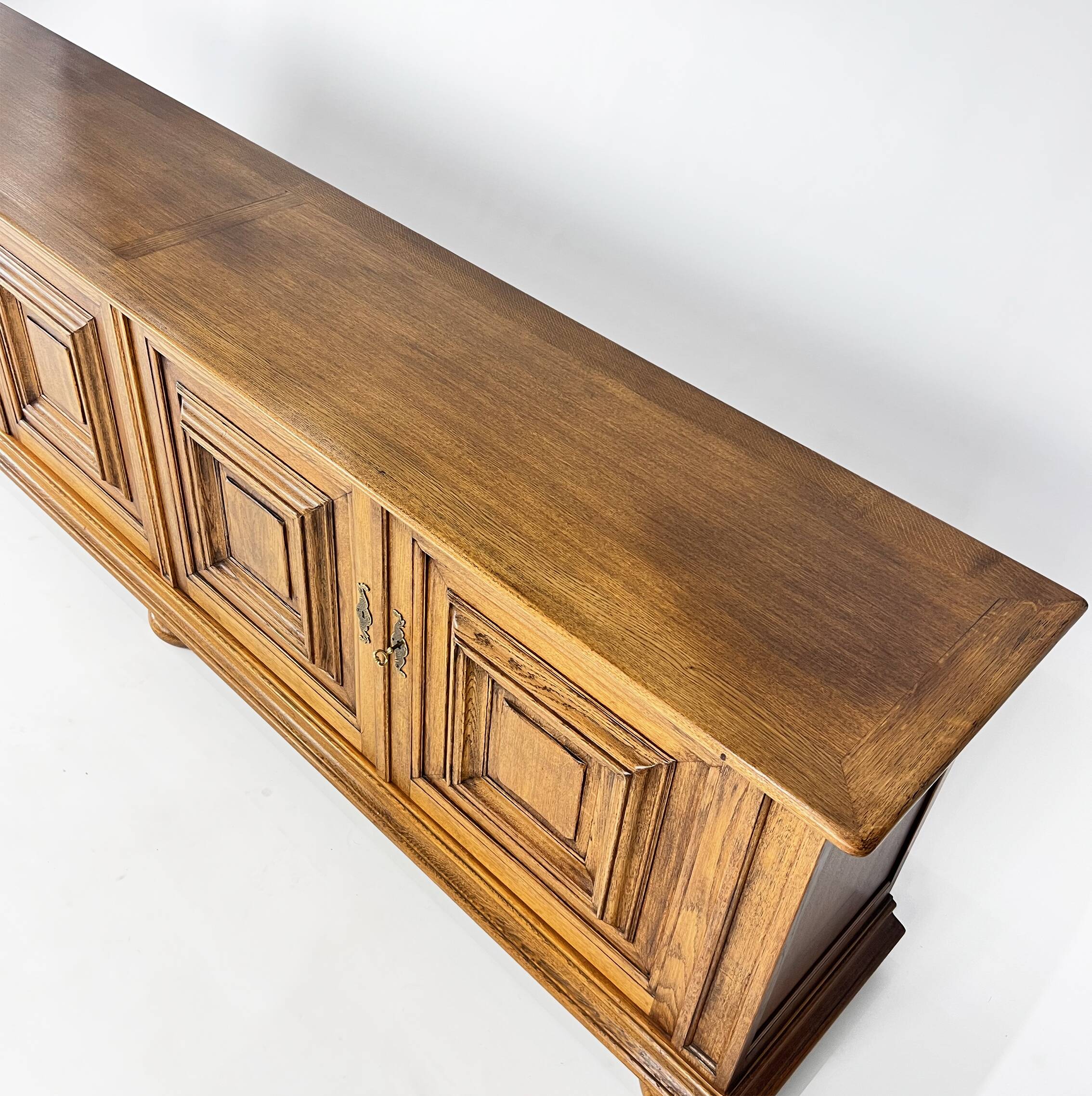 Buffet XXL Château en Chêne, 1960s