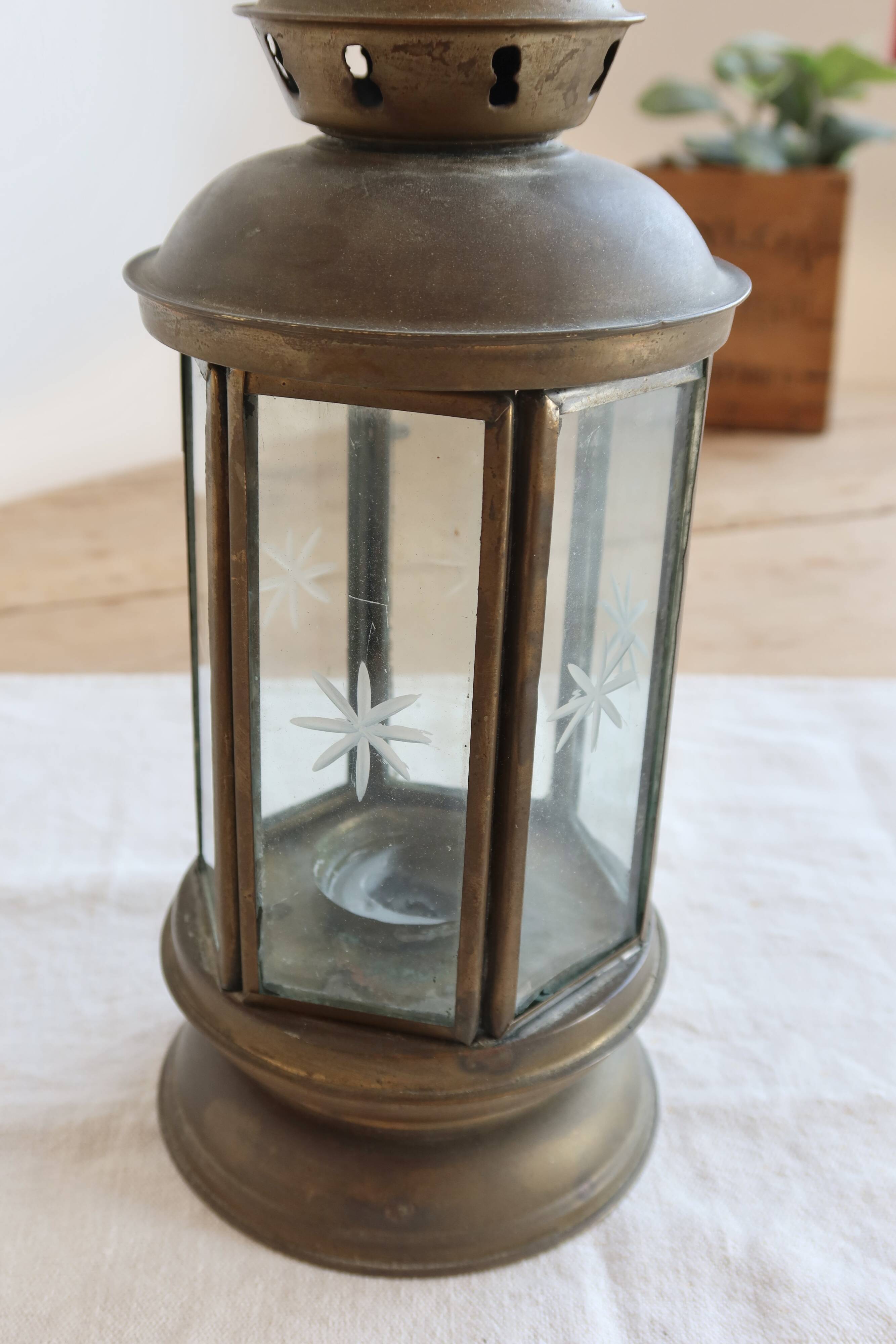 Antique lantern in patinated gold metal and engraved glass – decorative candlestick style