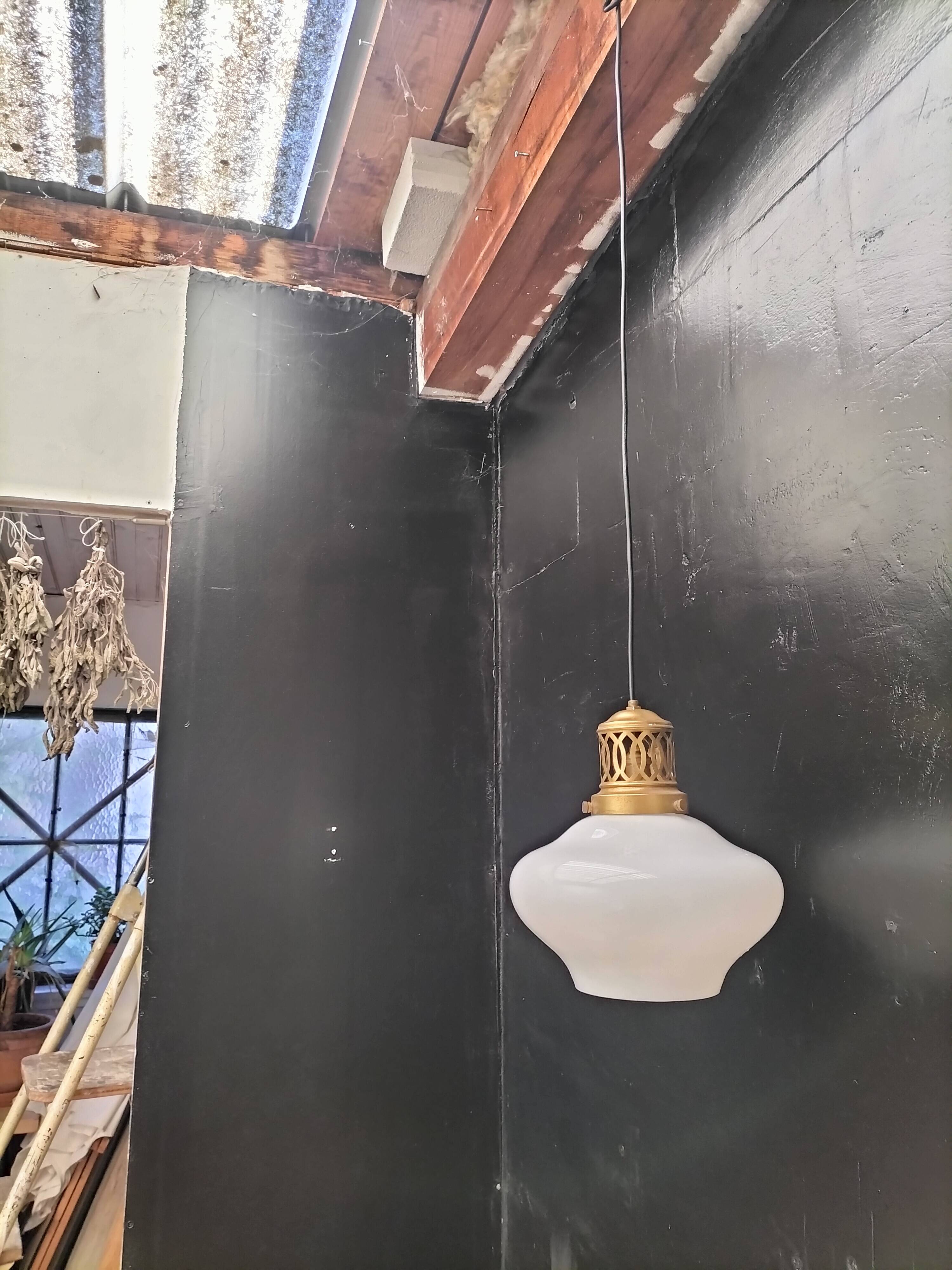 White opaline suspension