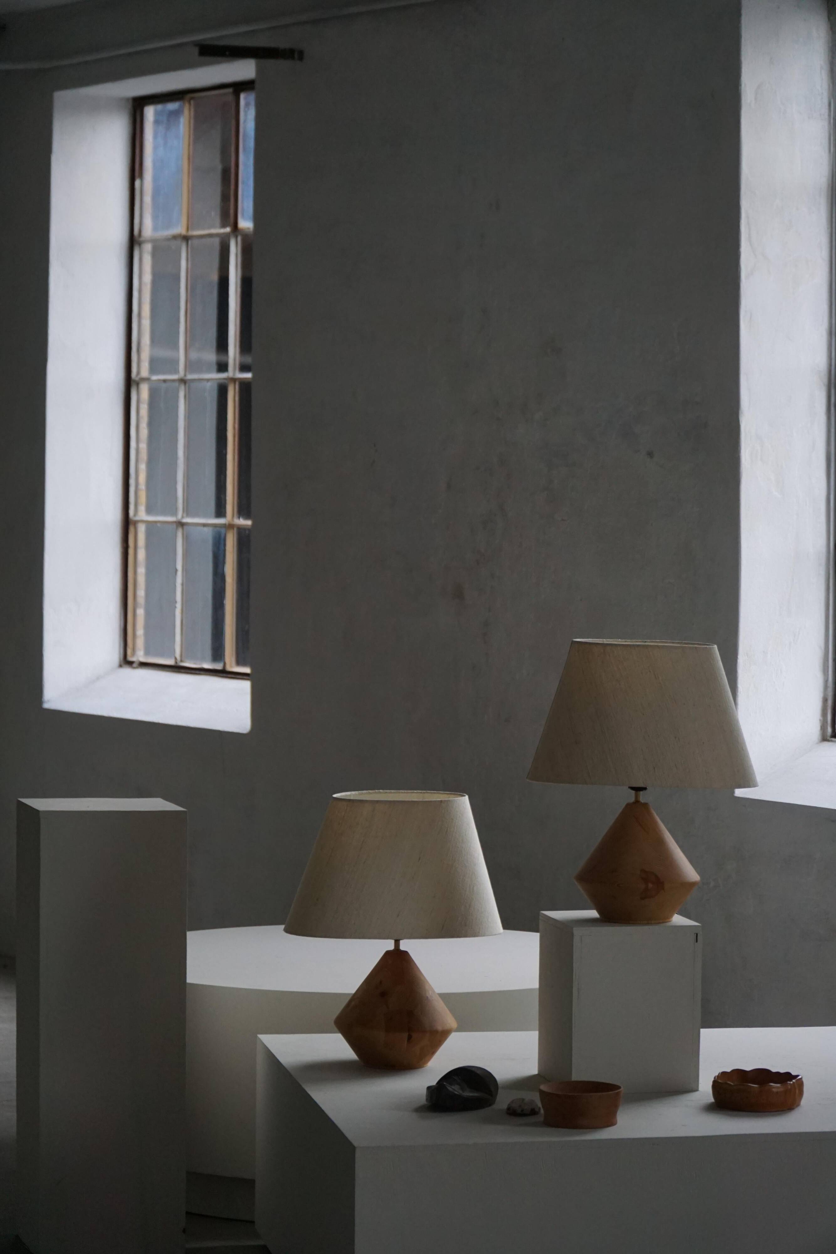 Sculptural Danish modern table lamp in wood by Kirk, 1980s.