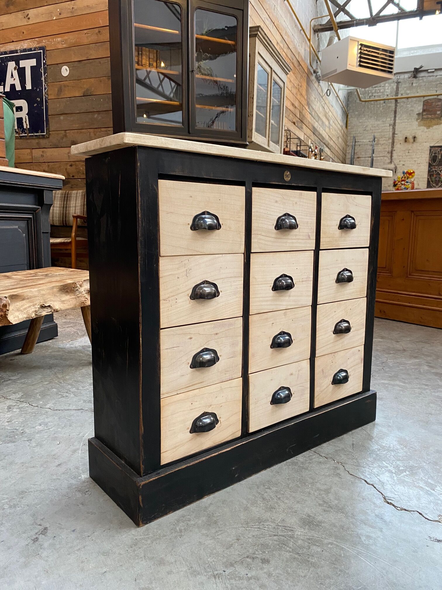 Storage cabinet with drawers