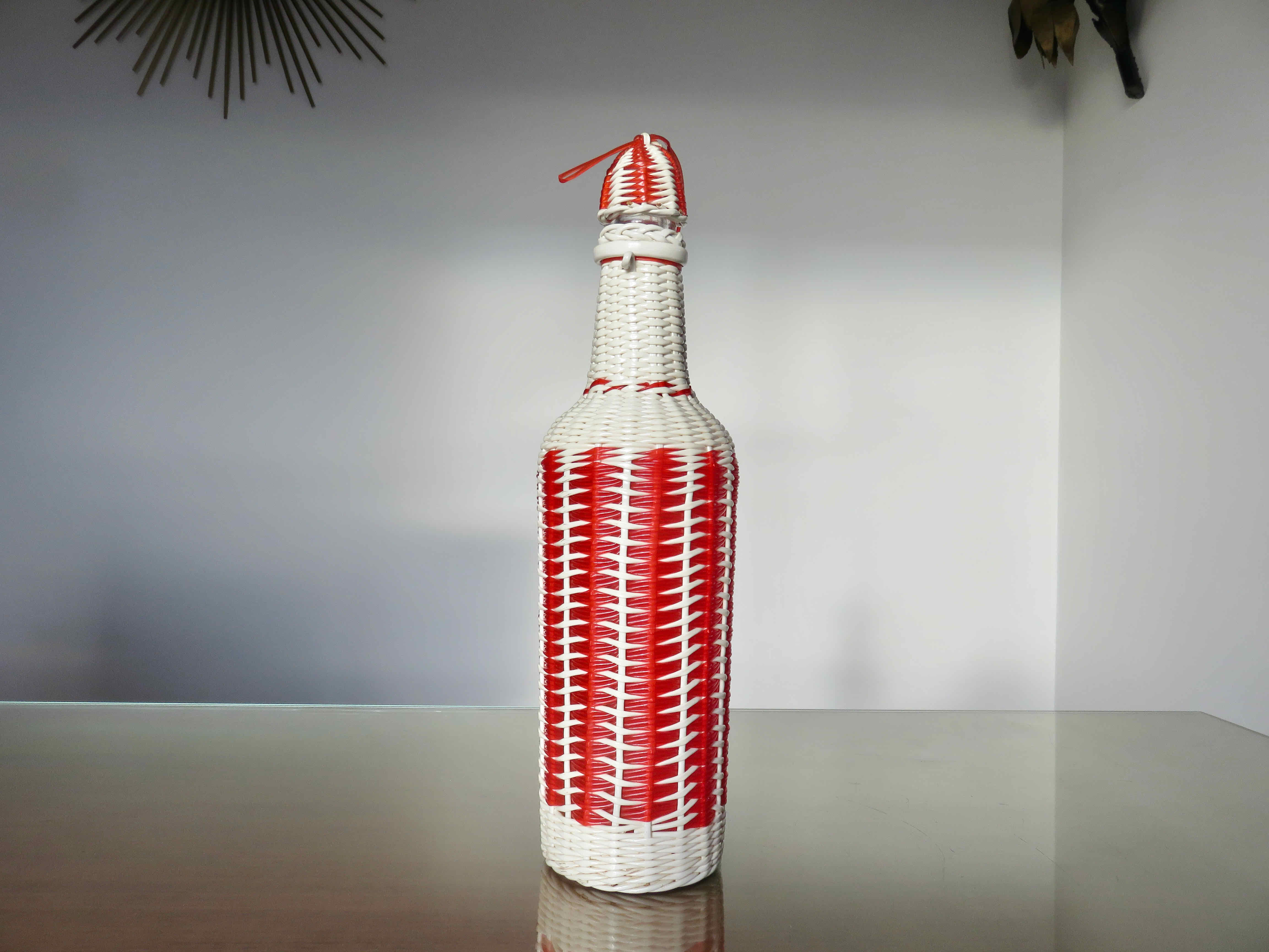 Bottle in red and white scoubidou 50-60s