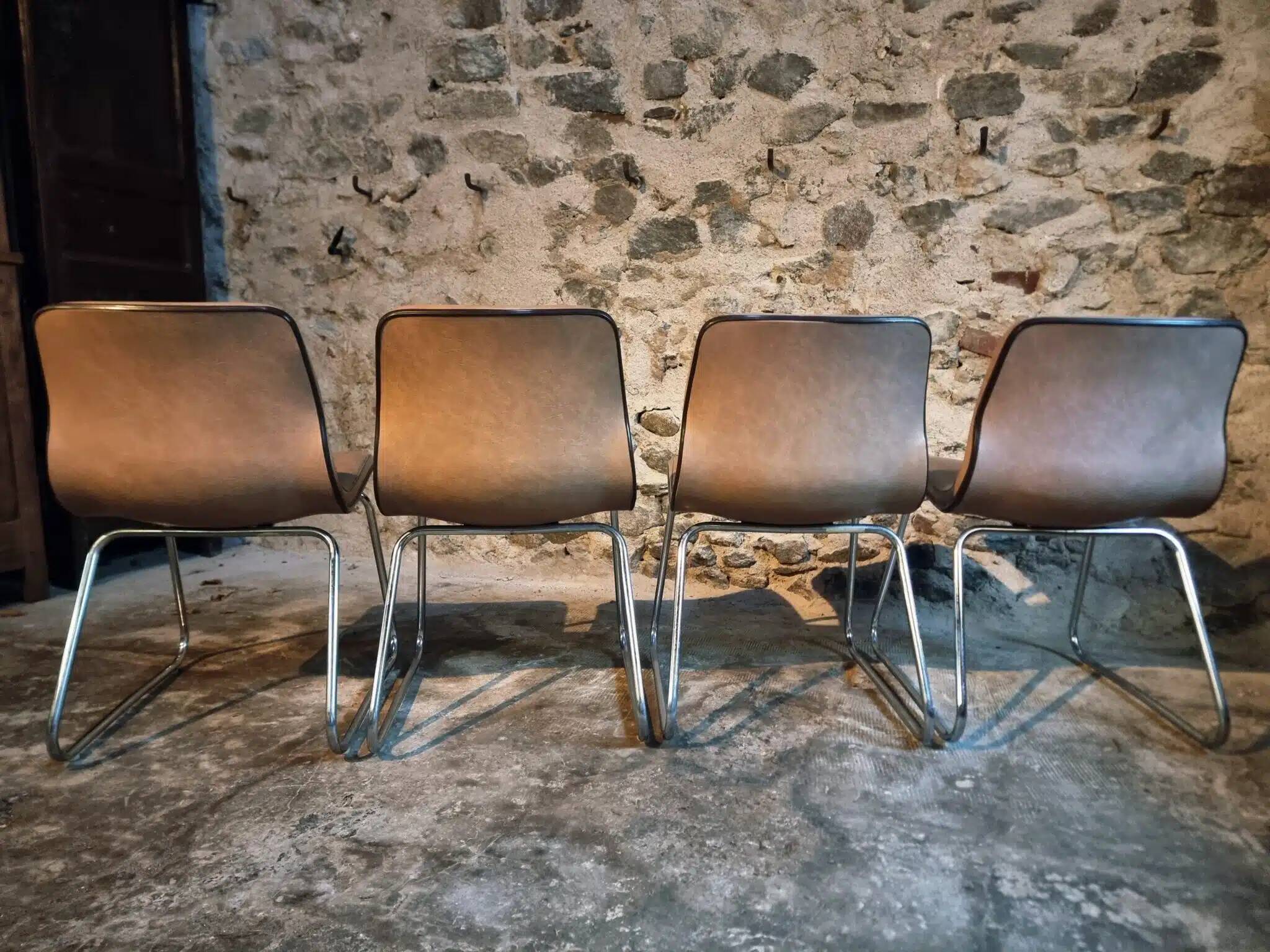 Ensemble de quatre chaises vintage françaises à piètement luge en vinyle beige-taupe, 1976