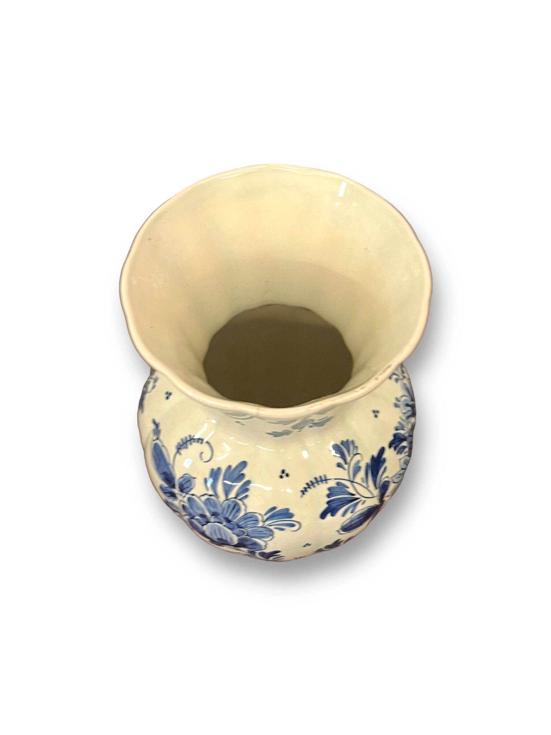 Vase with floral decorations and peacock-delft