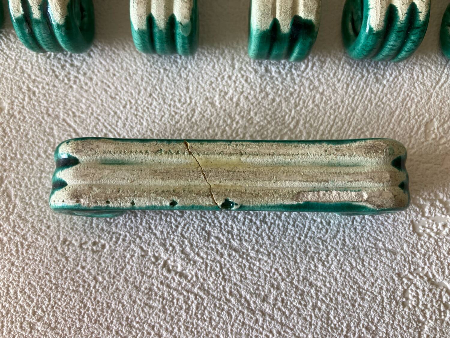 Table set in green Vallauris woven Barbotine