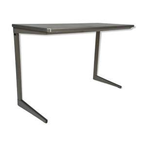 Bureau industriel minimaliste