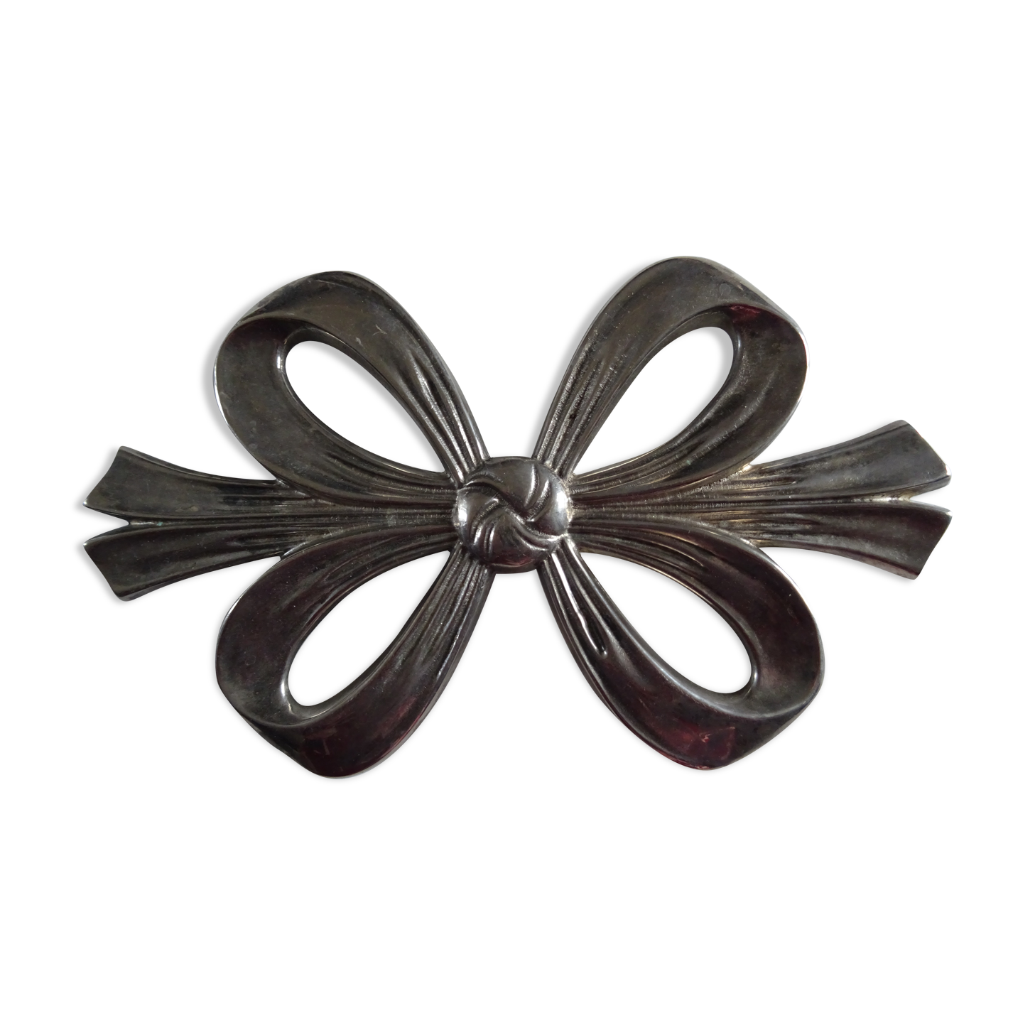 Dessous de plat en bronze nickelé  de la marque Lancel à Paris en Noeud vers 1970 en très bel état