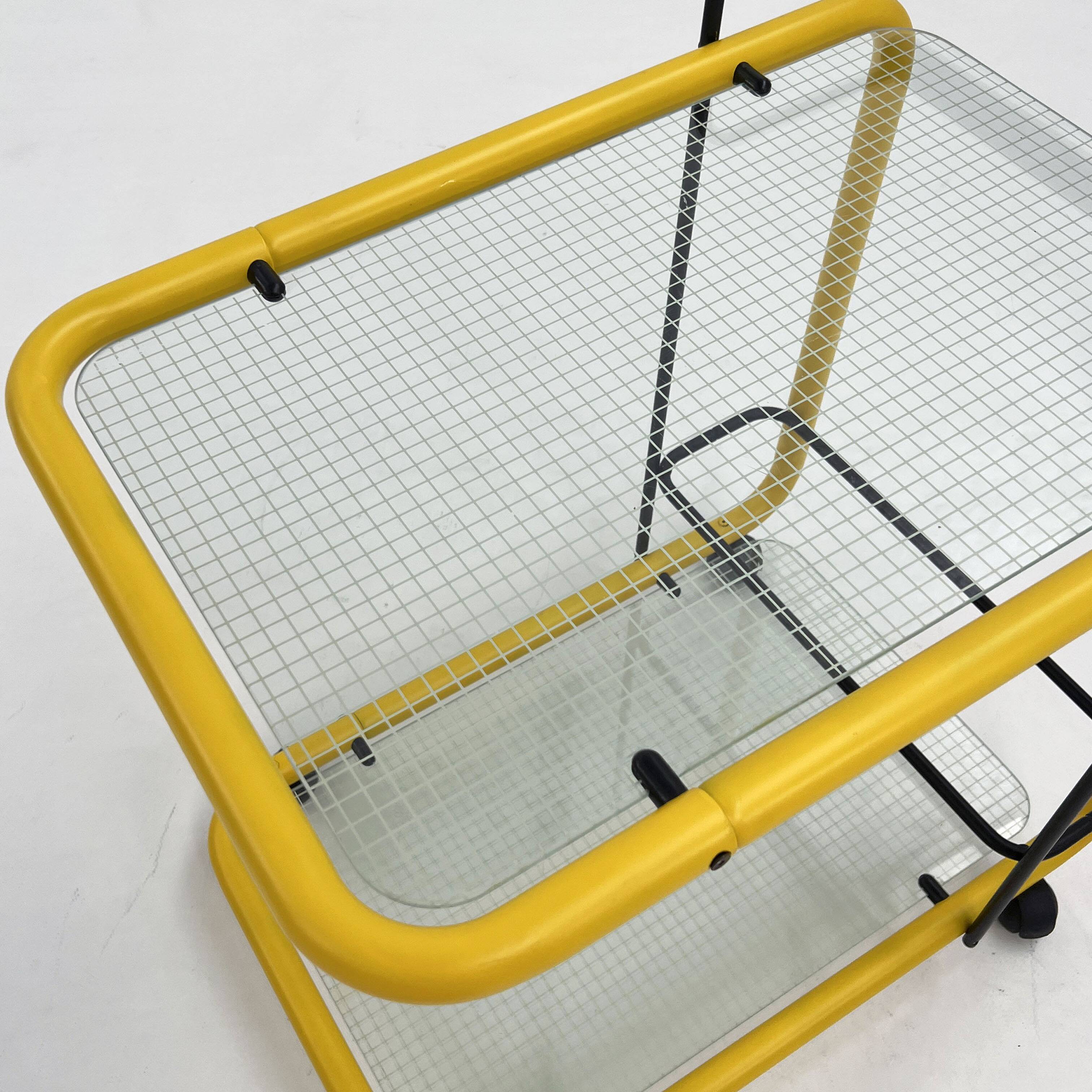Desserte postmoderne noire et jaune en métal et verre, 1980