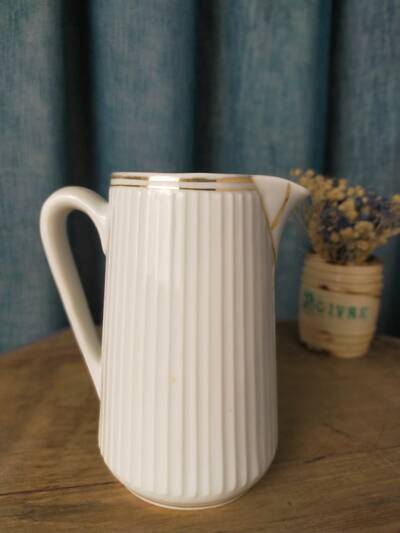 Small fluted white porcelain pot CNP