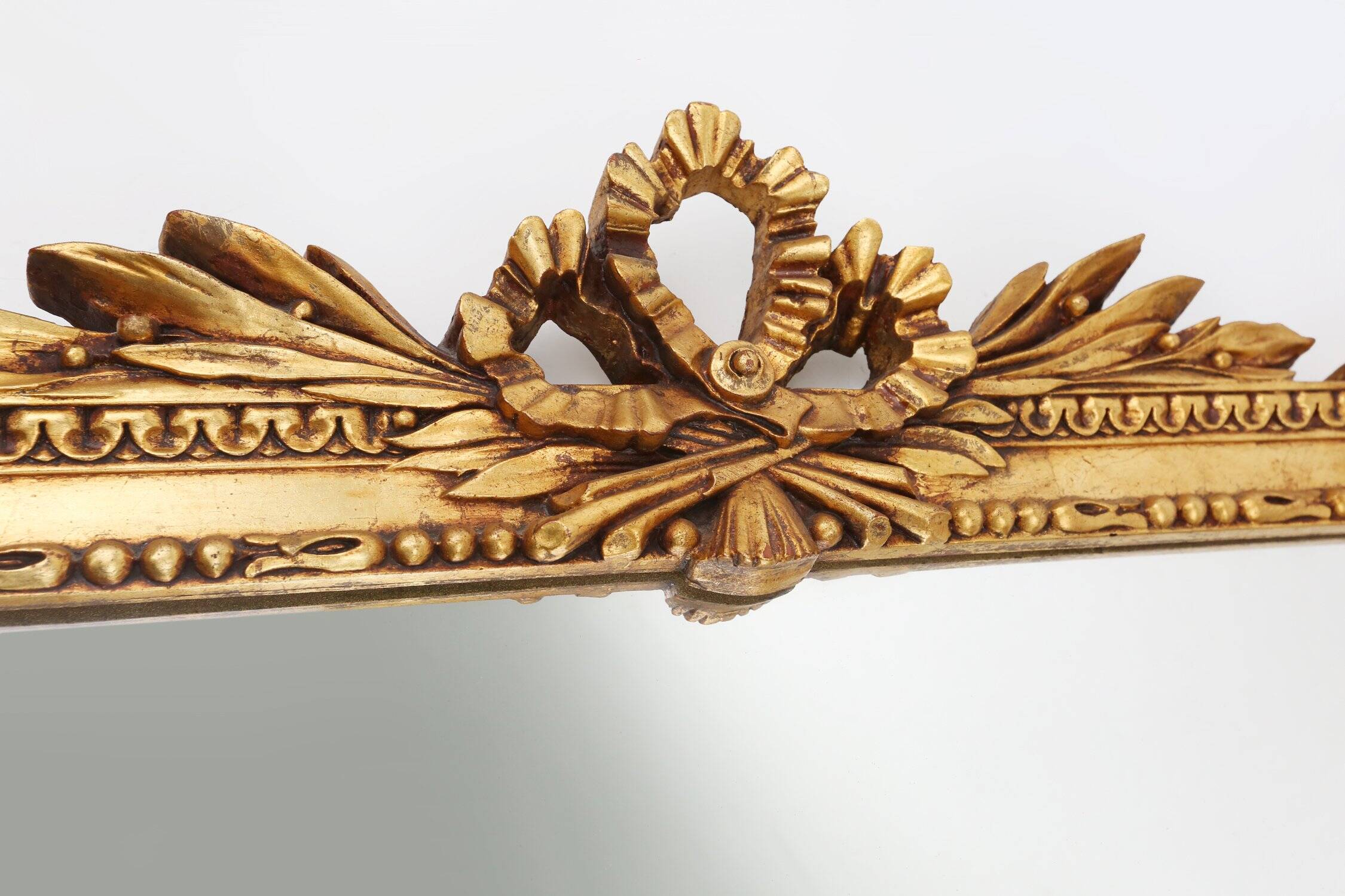 Miroir mural en bois sculpté doré baroque, Belgique années 1950