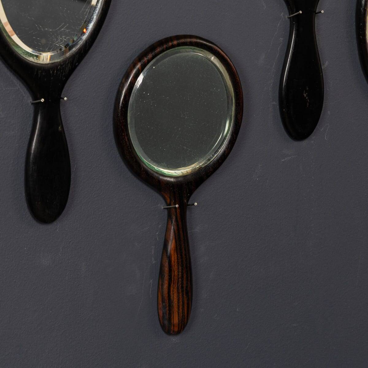 Collection antique du 19ème siècle de vingt-cinq miroirs à main en bois