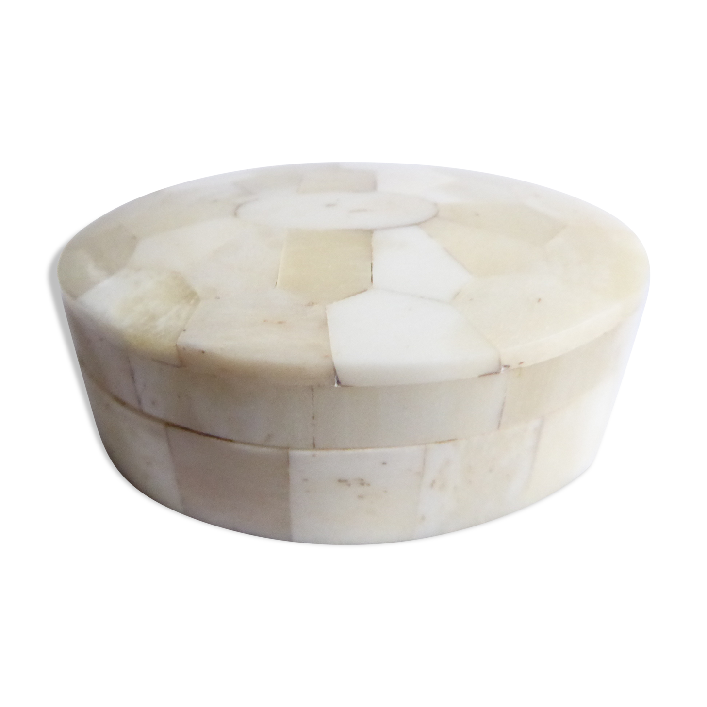 Oval box in white horn and wood