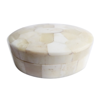 Boite ovale en corne blanche et bois