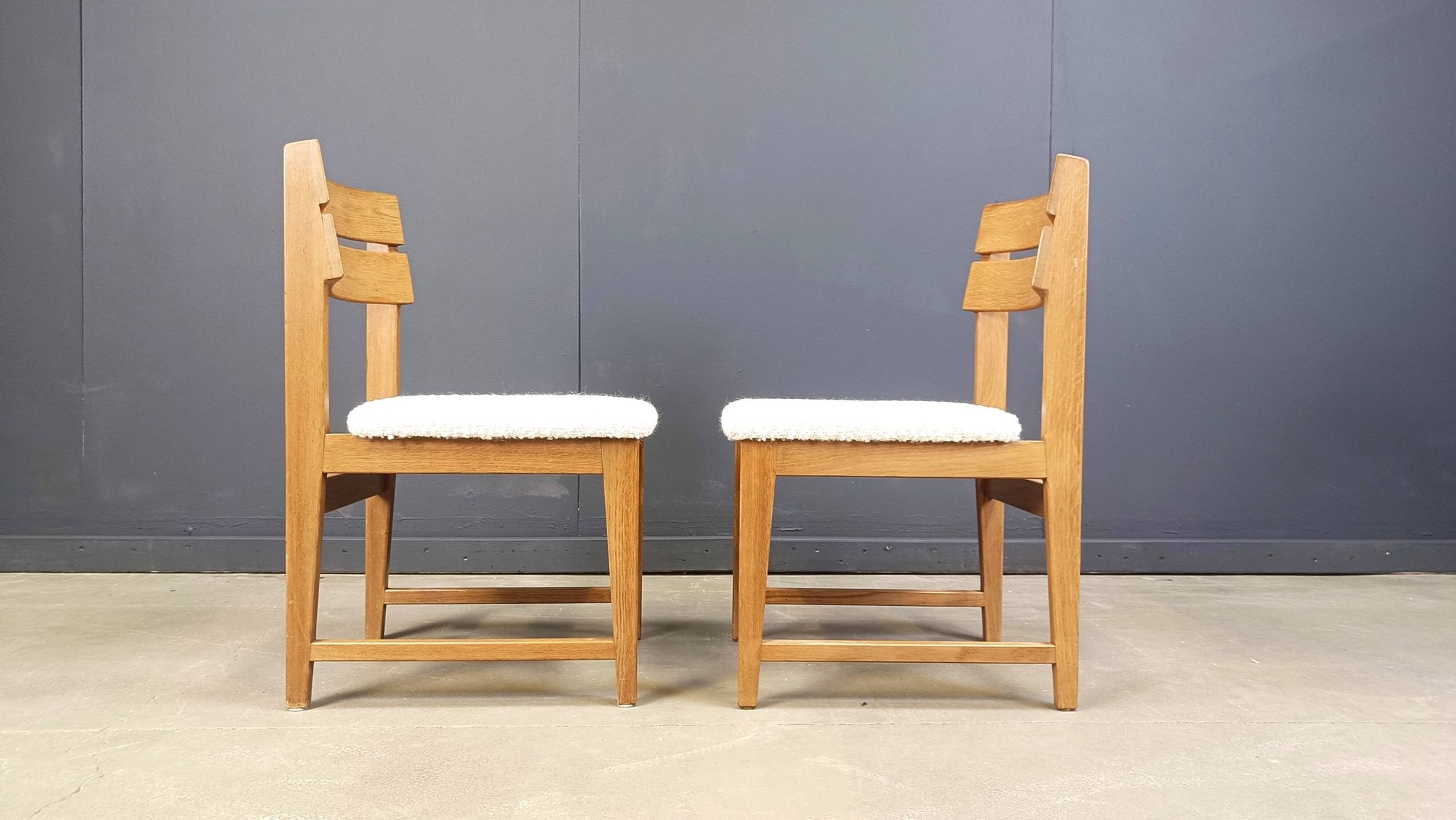Set of 6 brutalist oak and bouclé fabric dining chairs, 1970s