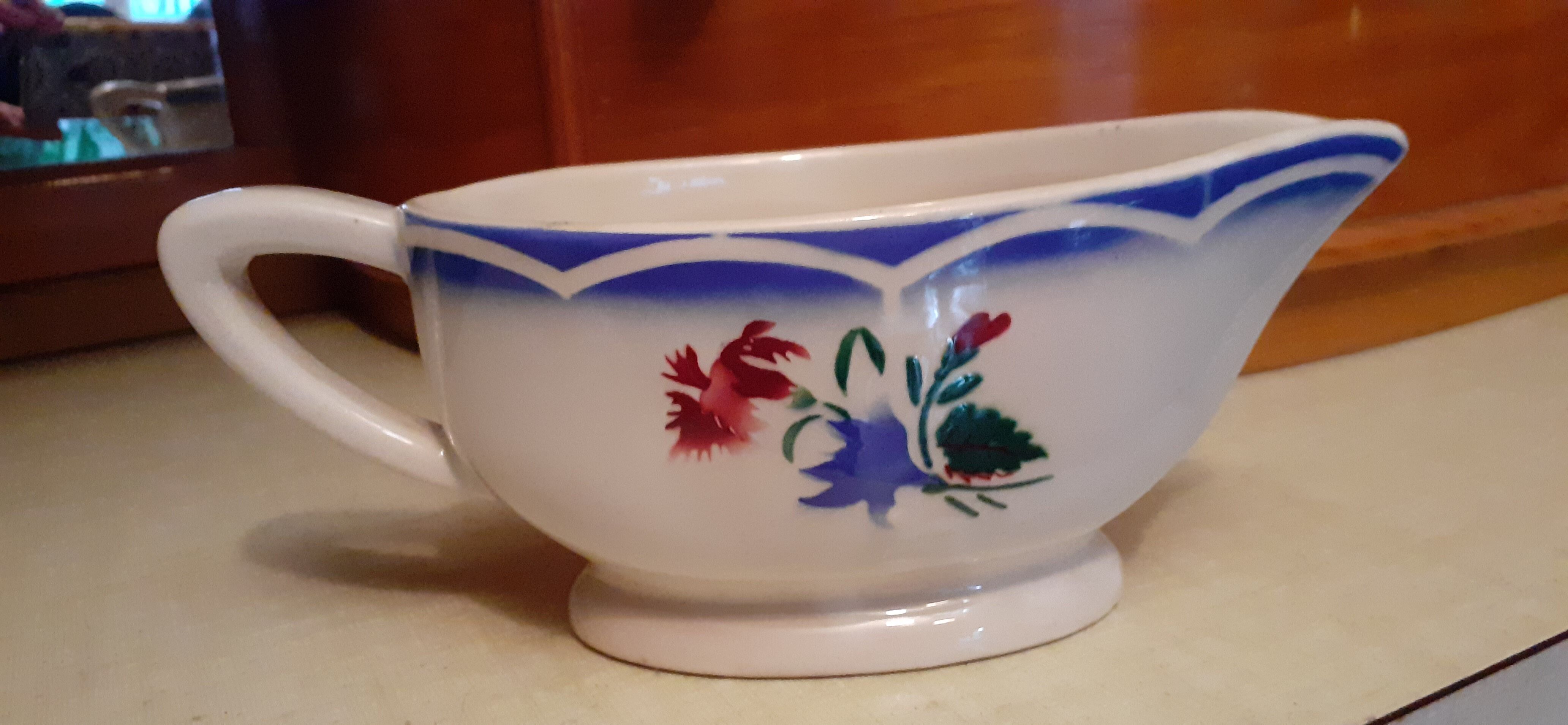 Gravy boat