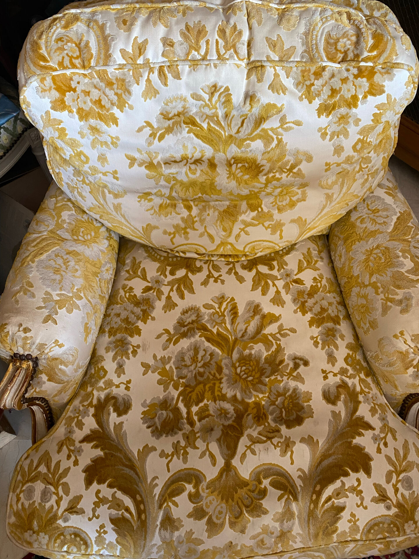 2 fauteuils et un canapé vintage velours jaune et or.