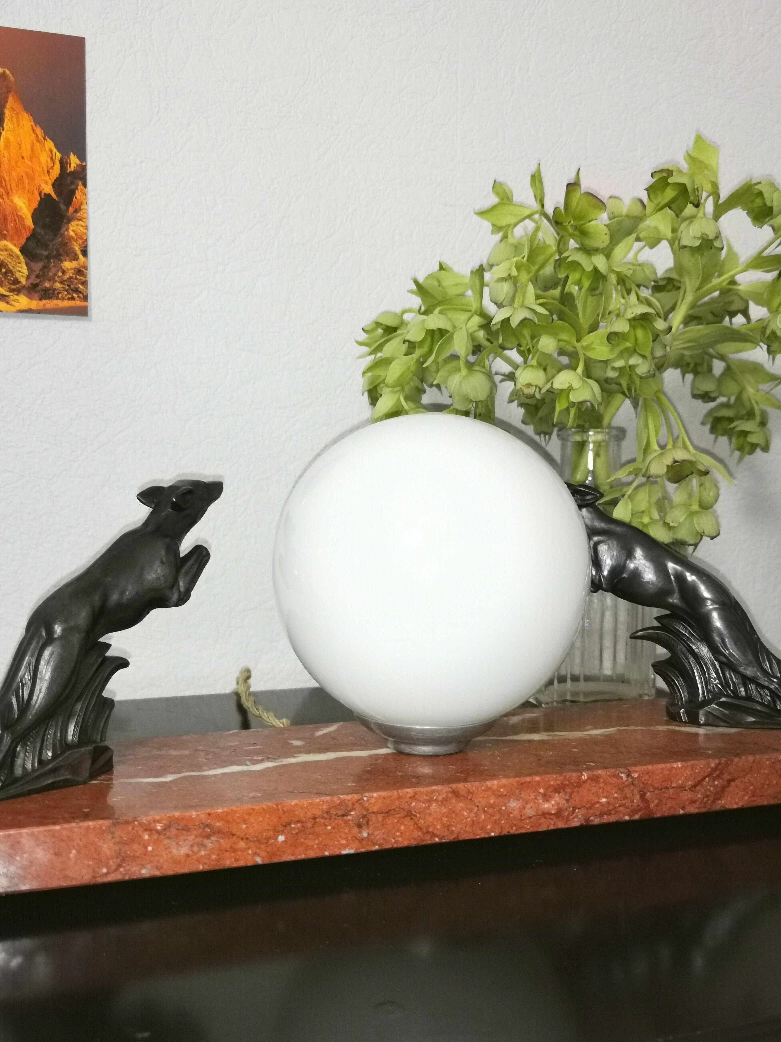 Art deco lamp, marble, globe, opaline and greyhounds in regulation, 1930