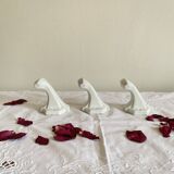 Lot de 3 patères Art Déco anciennes en céramique blanche