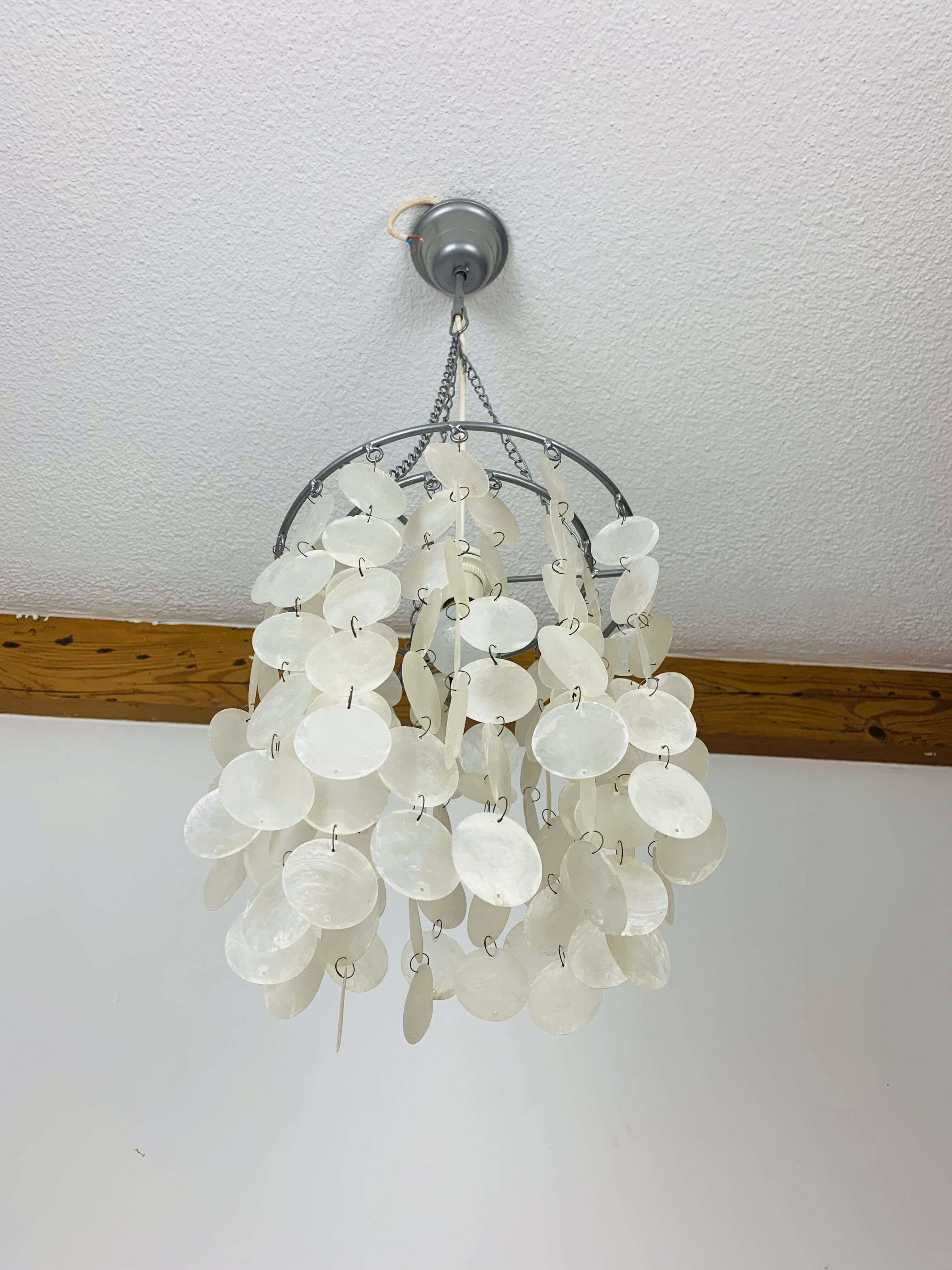 Mother-of-pearl grapevine suspension