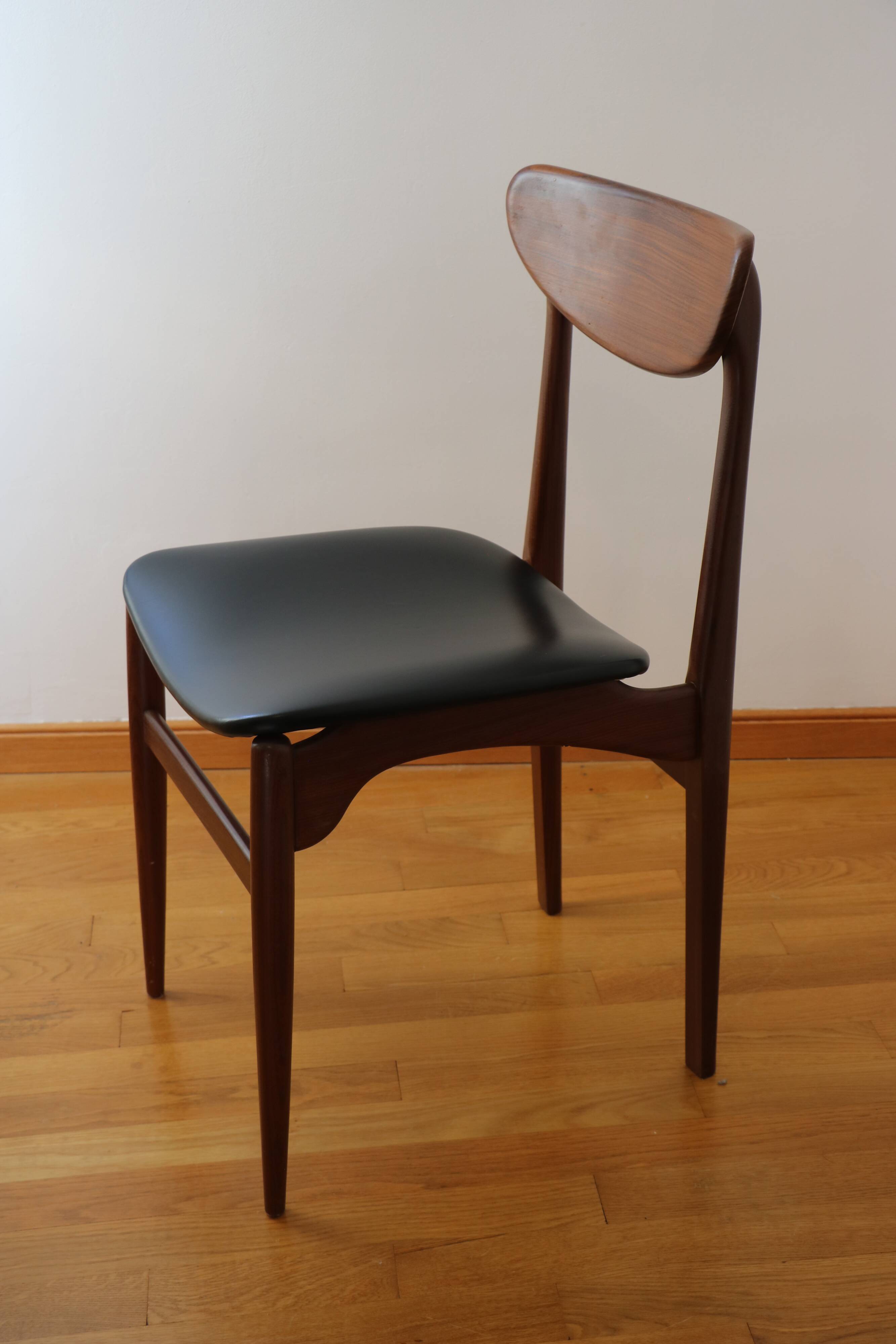 4 Scandinavian chairs in solid wood and black imitation leather
