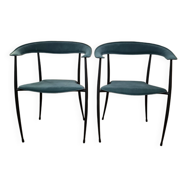 Paire de chaises vintage en suedine et piètement métallique de chez Arper