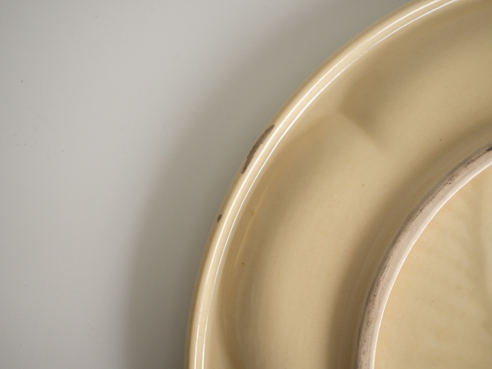 Plat en céramique vert et blanc cassé