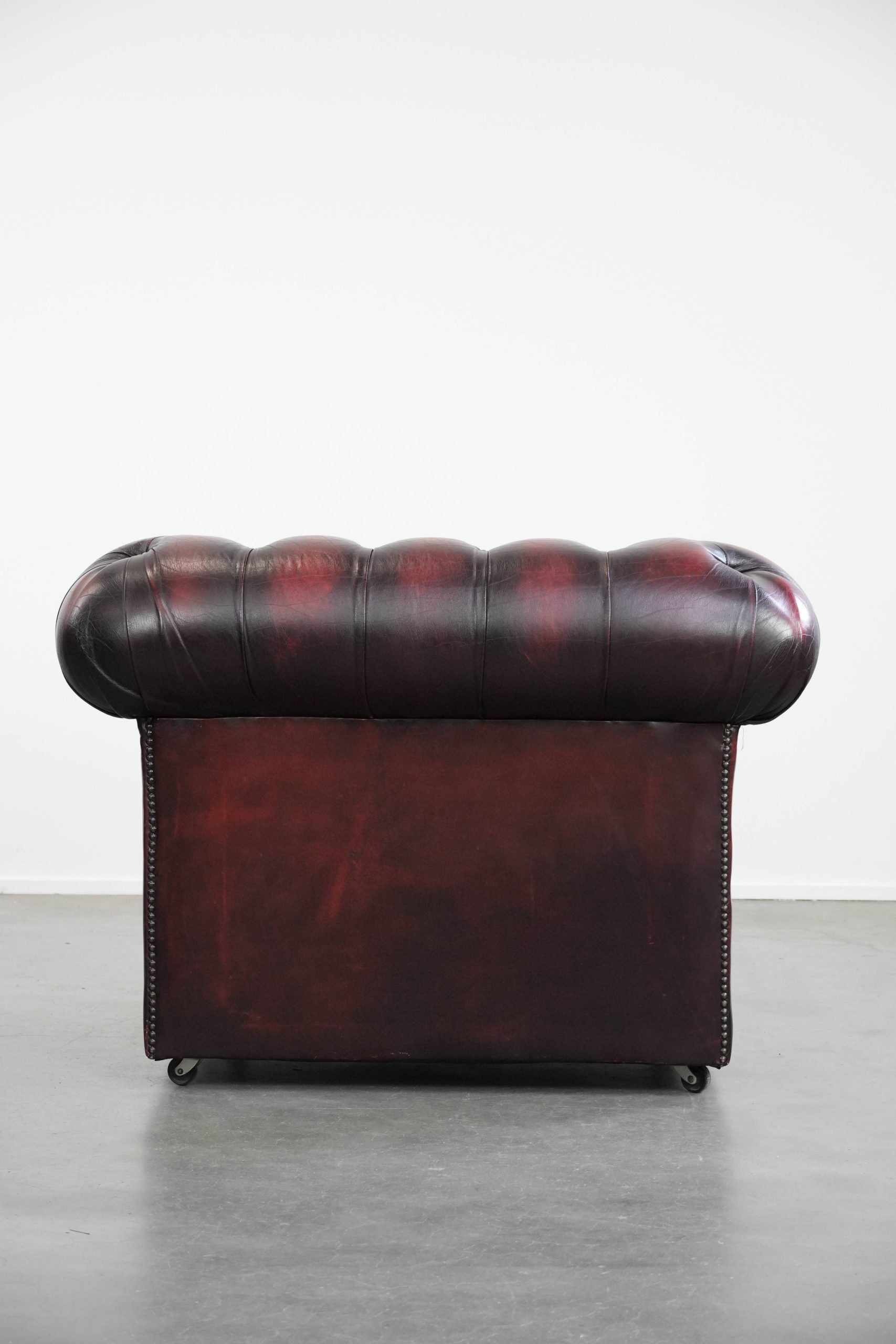 Cowhide leather English chesterfield armchair on wheels