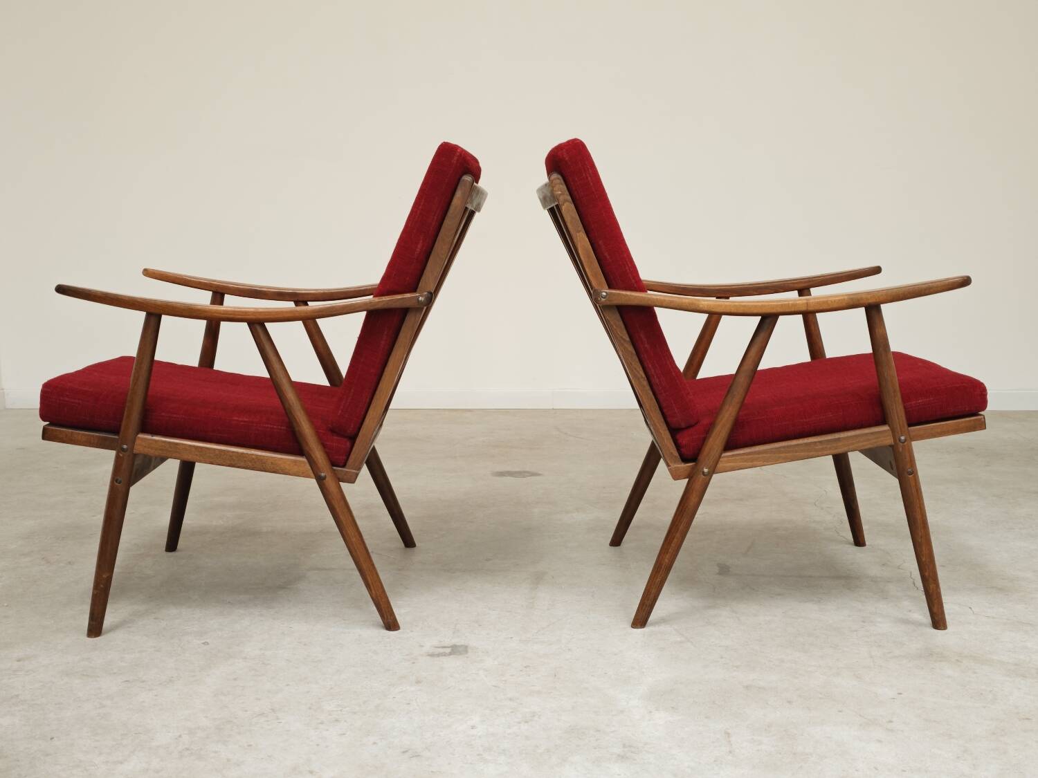 Pair of burgundy boomerang armchairs Antonin Suman Ton Bystrice (Thonet)