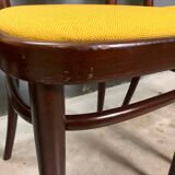 Thonet 215 en bois courbé jaune, récemment retapissé