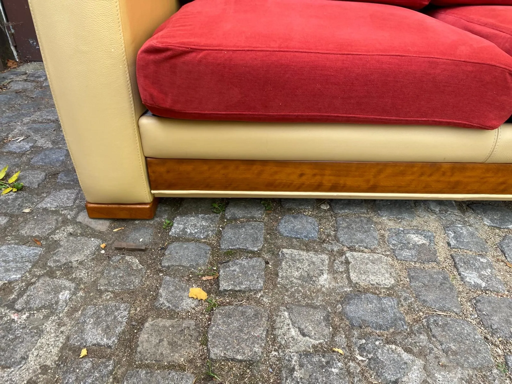 Art Deco 3-seater convertible sofa in genuine beige leather and red fabric from the 1980s.