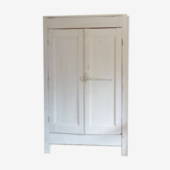 Armoire 2 portes en bois patiné blanc